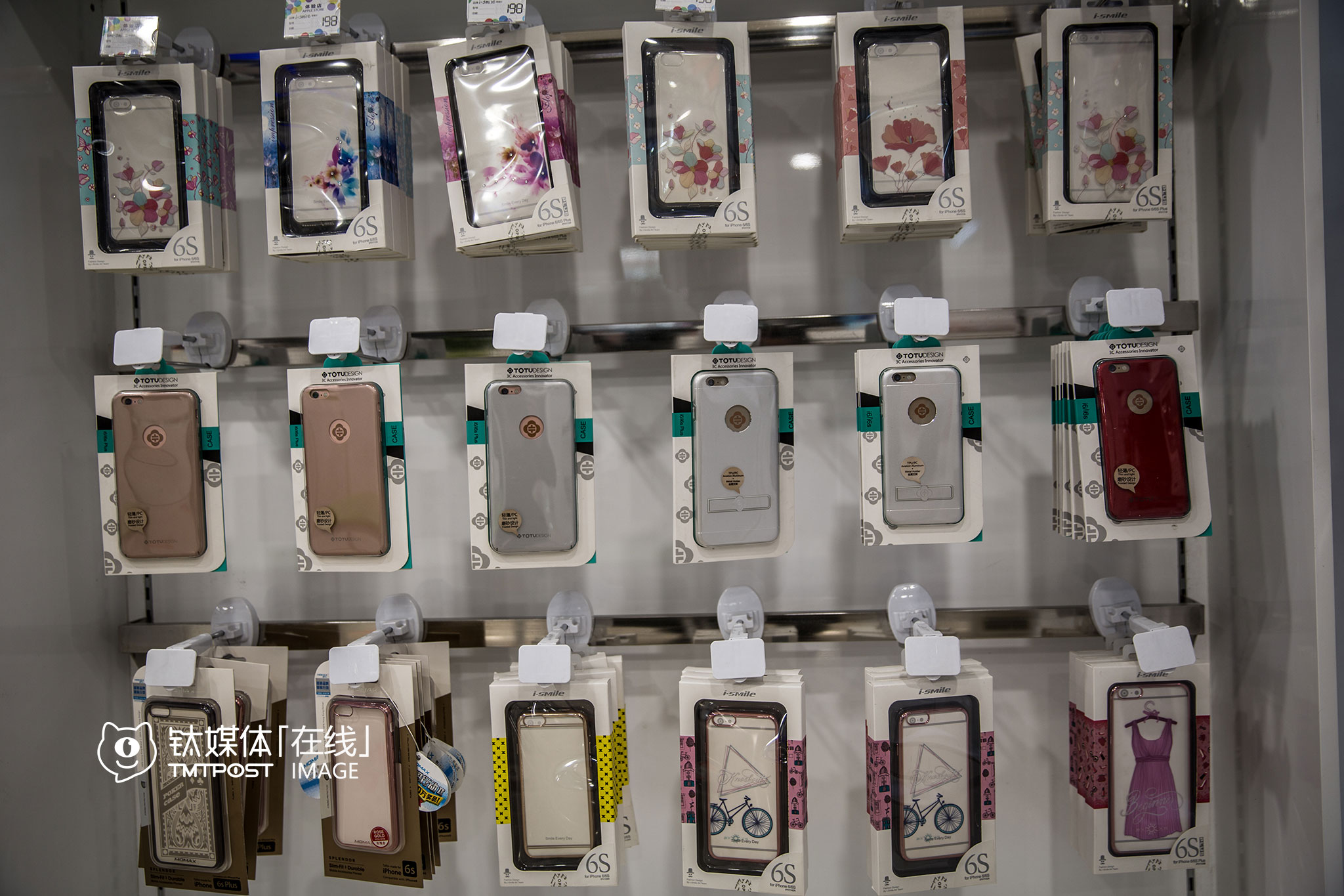 店里还有手机零配件出售，但这一天一个都没卖出去。