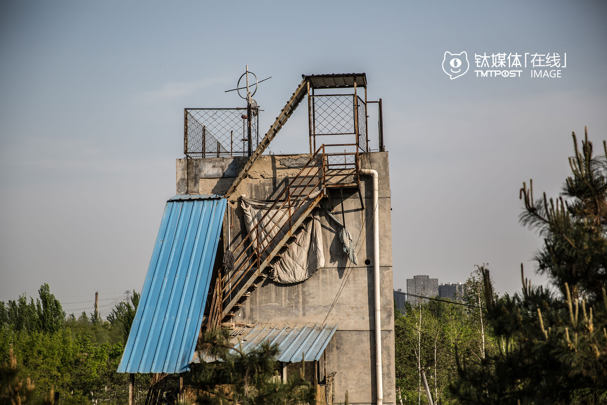 这几栋相邻的房屋，位于中关村森林公园的一角，据介绍，这里分属7户人家，大都出租出去了，这栋破旧的自建楼房，600元价格租两层。