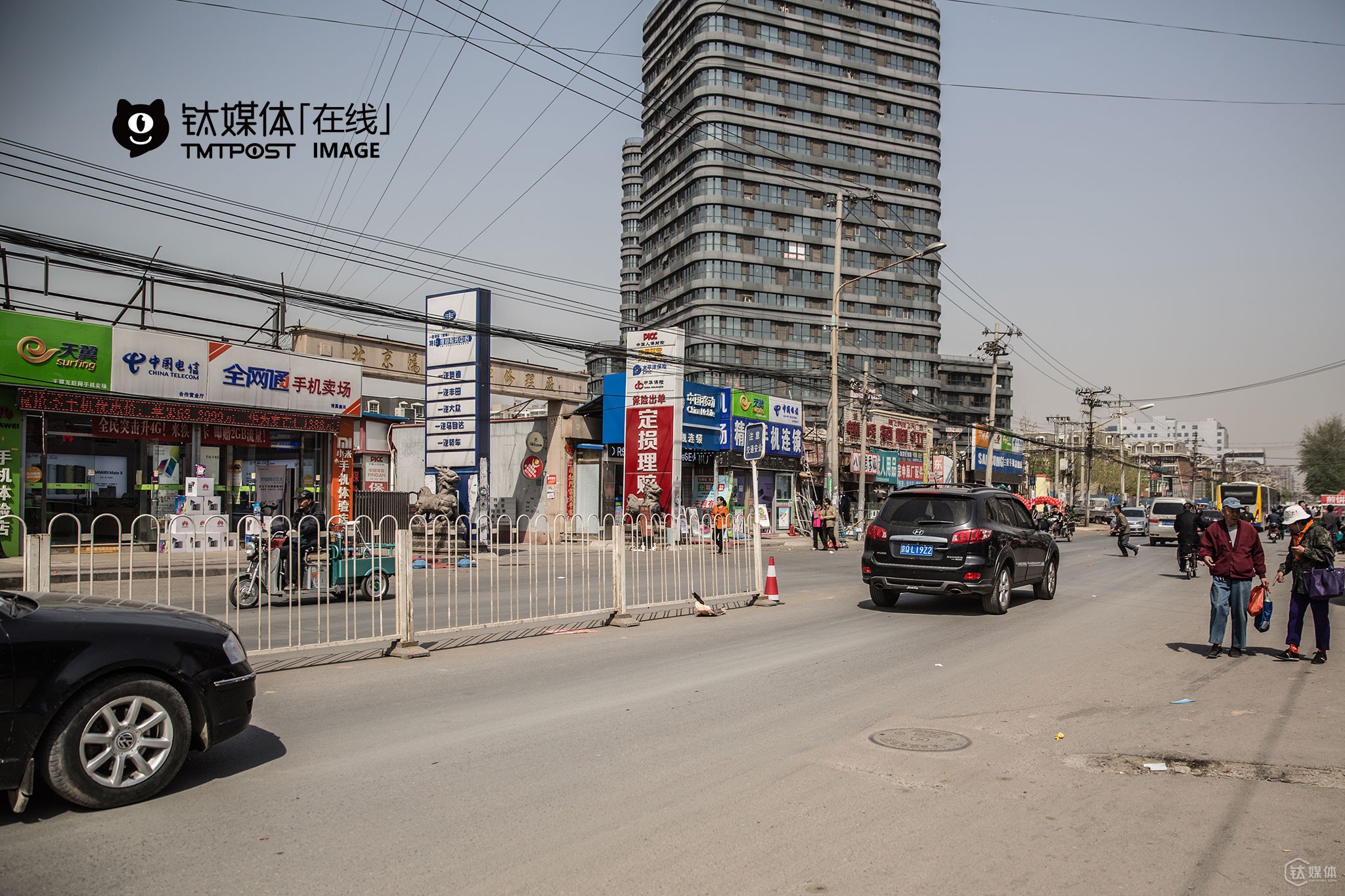 北京朝阳区双桥路，这一带聚集了将近10个小区以及1个城中村。在这条路一段600米的距离内，沿路聚集了32家手机店。但据了解，店面虽然不少，但背后的老板只有几个人。 “目前店面还在增加，只要有缝，就会有人插进去开店。”一名在这里做了近10年手机生意的从业者说，大约2010年时，这里只有两三家店，从2013年开始，店越开越多。