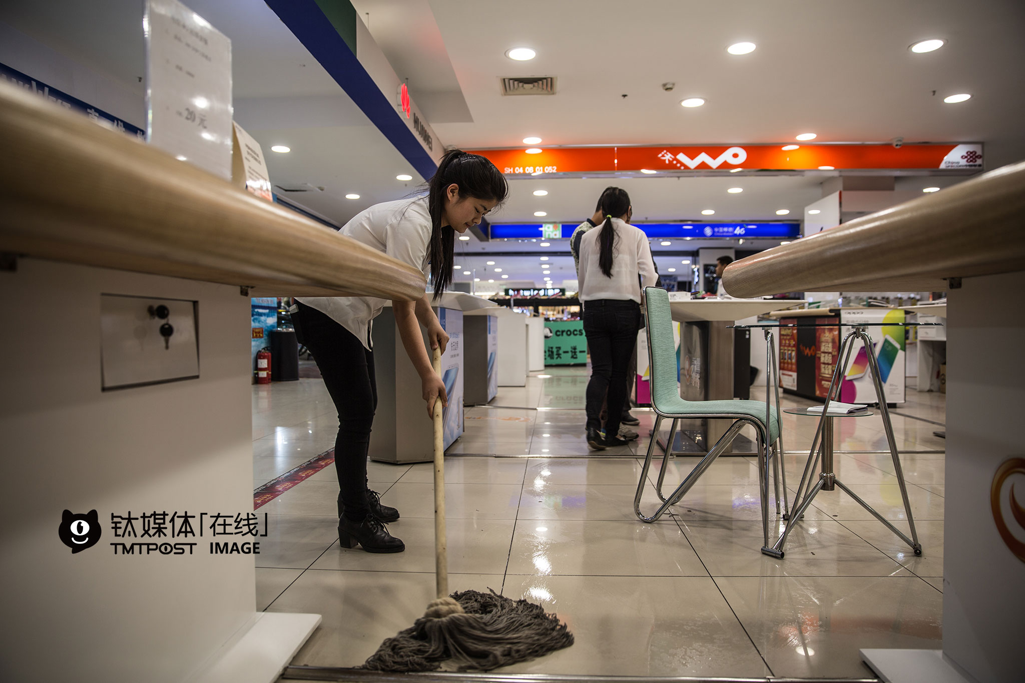 21：50，临近下班，店员开始打扫卫生。“这一天店面的毛利不到2000元”，店长杨威介绍，卖了8台，还做了其他业务，这算“生意非常好了”。跟这家店在商场不一样，一些开在街边的店，一般通过低价手机吸引客源，“5000的手机卖3000，剩下的2000元你得办高价套餐，比如办个199的套餐，每月返你80或者90元话费，返两年，你自己每个月还要再交100多元，其实这话费是全额返的，但被他们截取了，所以他们每天卖两三台就足够了。”
