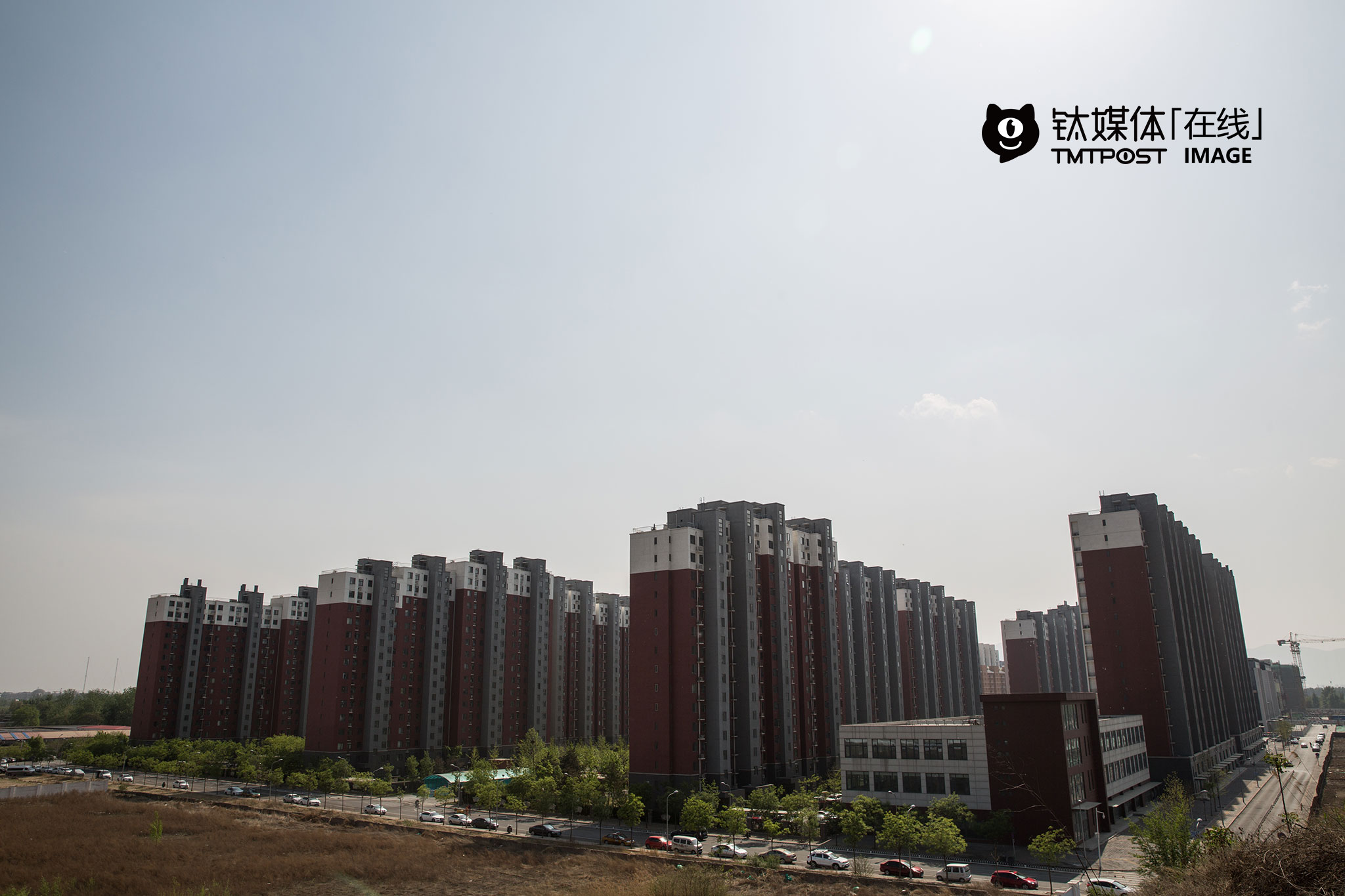 中关村公园以北几百米，就是回迁小区“唐家岭新城”它的对面分布着中国空间技术研究院、中科院光电研究院等机构。