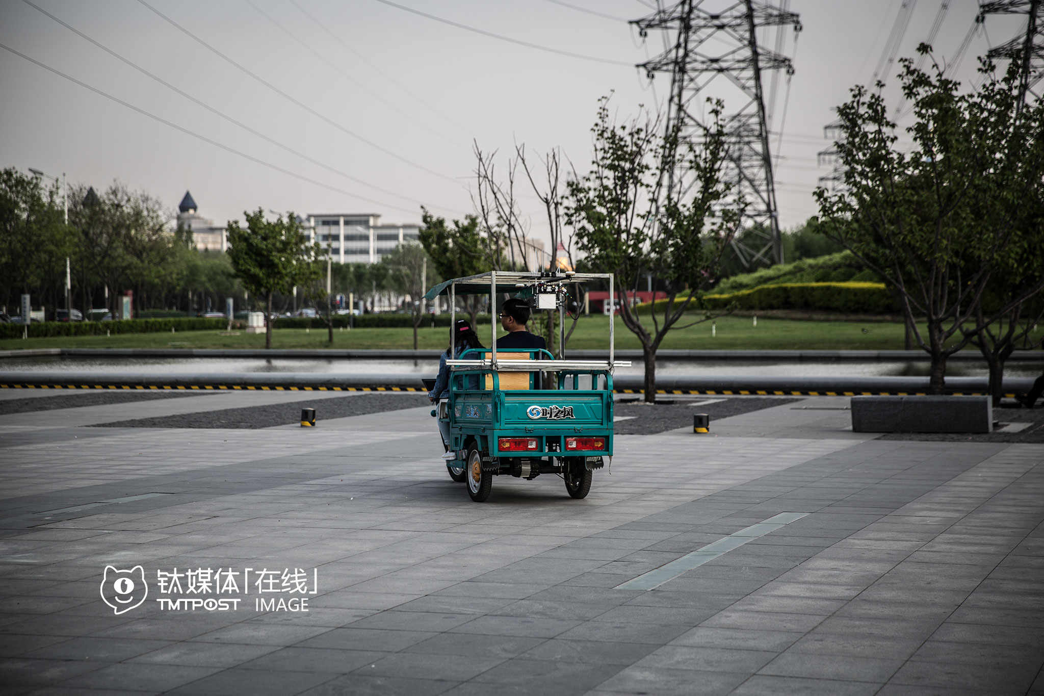 距离唐家岭4公里的云基地广场，两名正在测试雷达的研究人员。