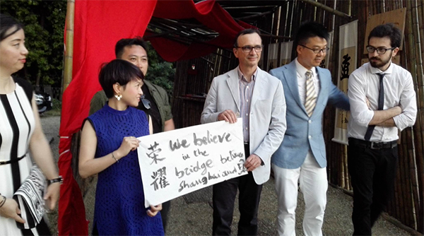 佛罗伦萨大学副校长题词：相信荣耀能成为上海与佛罗伦萨之间的桥梁。