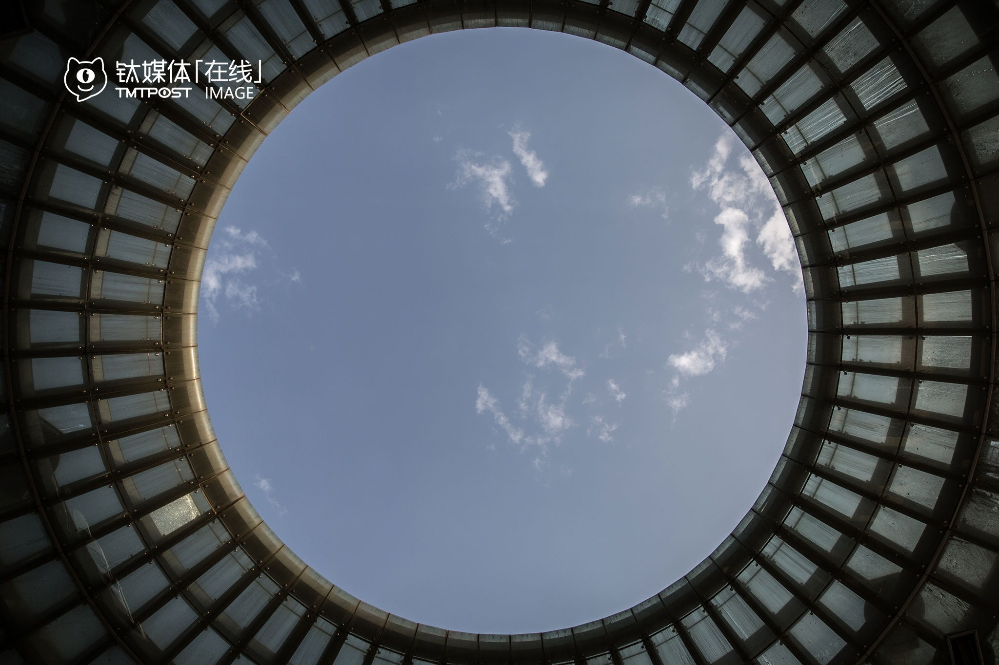 云基地的标志性建筑，宛如一个人们想象中的UFO。