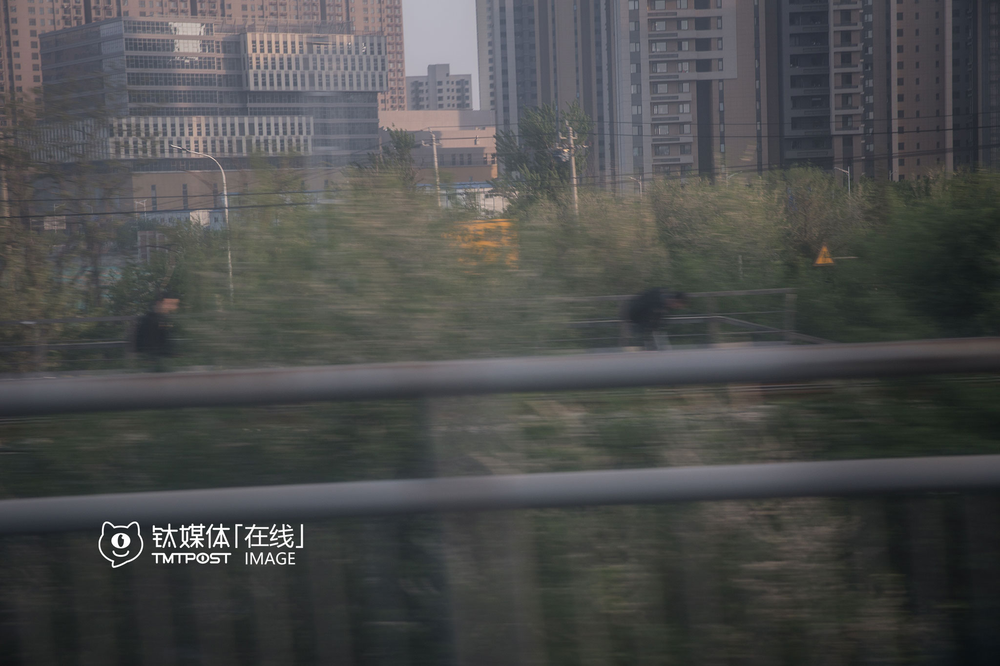 4月20日18：00，不少背着双肩包的上班族，沿着铁轨行走。据媒体报道，2015年1月，上地曾发生一起火车撞上闯道口行人的事故。