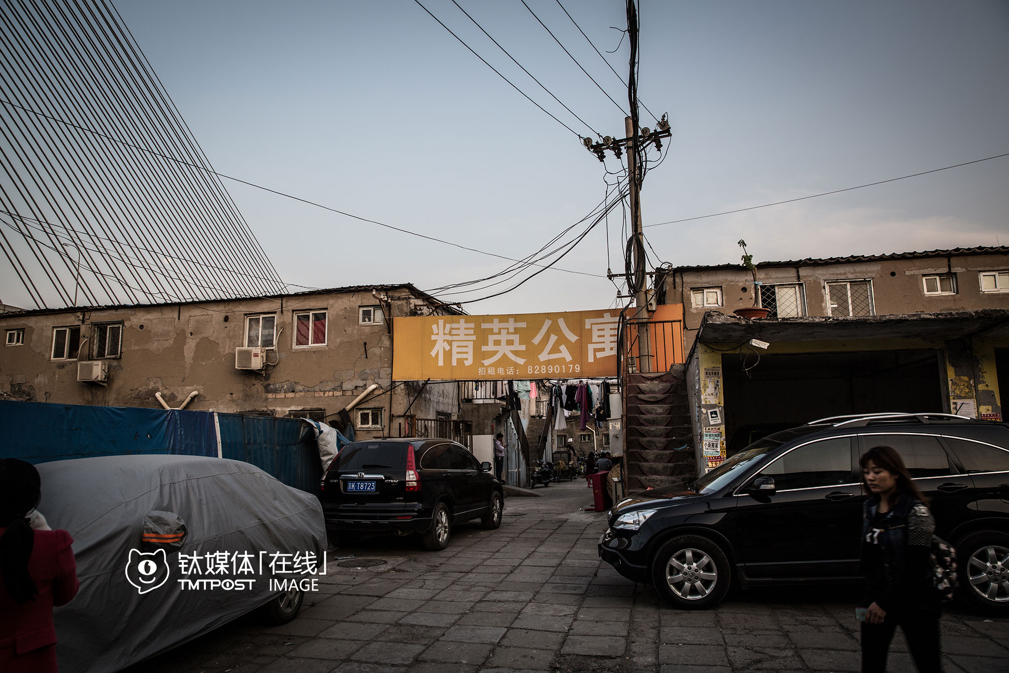 上地地铁站高架桥下，散布着几个出租房群落，其中有一个名为“精英公寓”。这里离上地地铁站步行只需2-3分钟，每间房的出租价格在1000元左右。