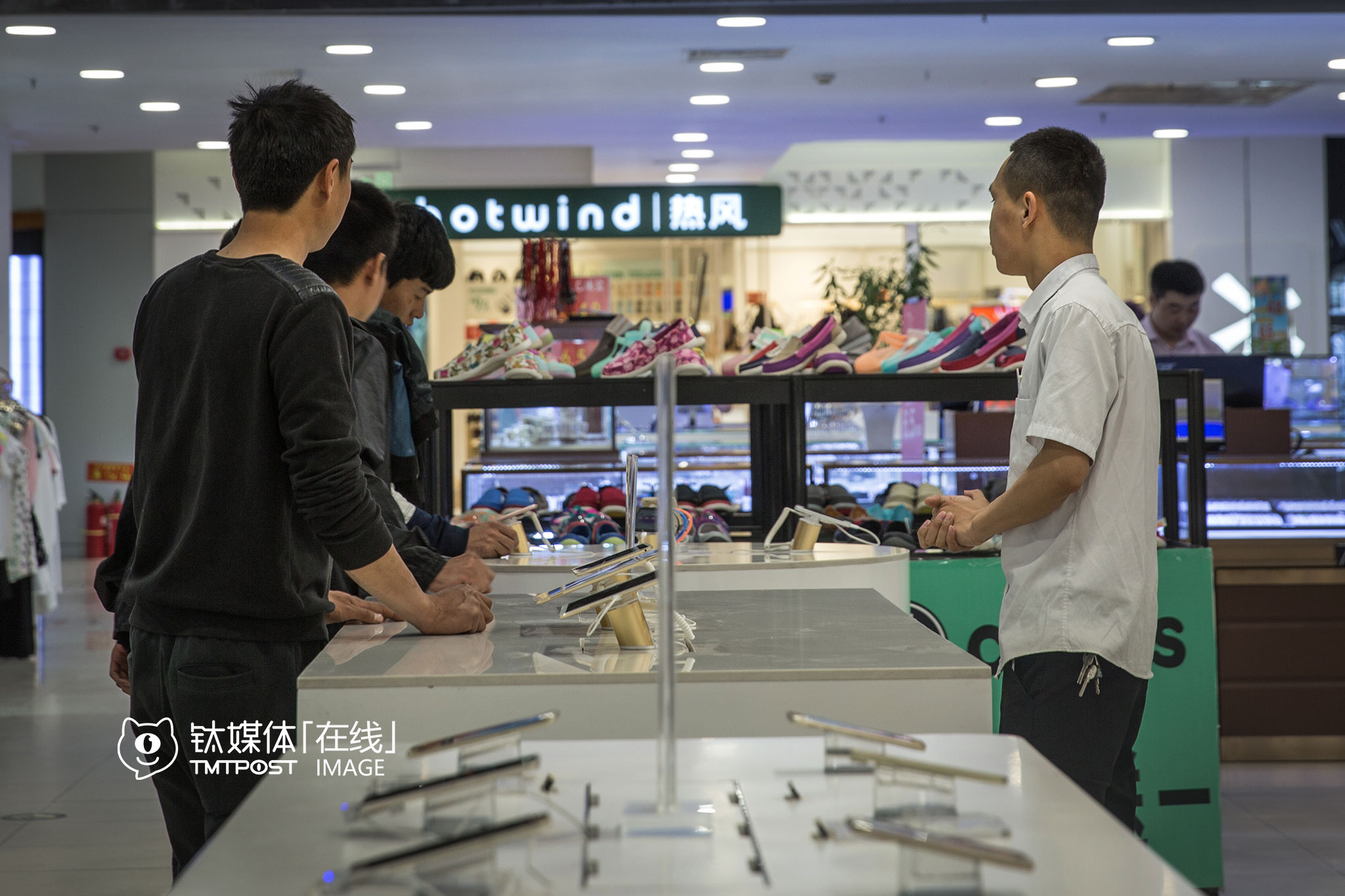 位于双桥国泰百货B1的这家手机店，面积65平米，店内陈列有49个型号的手机（或模型机），其中包含苹果、华为、三星、OPPO、vivo、小米等品牌。