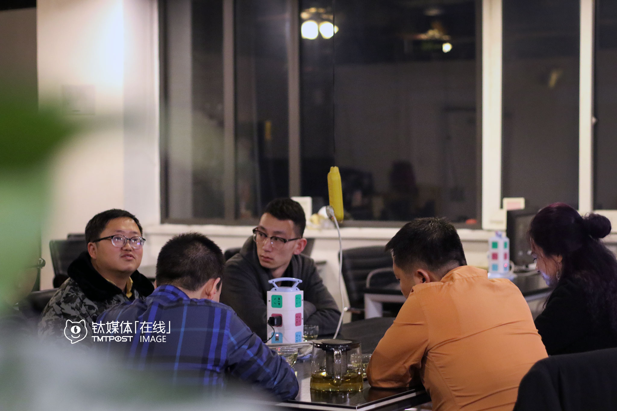 2016年春节前，创业大街某咖啡馆，几位到北京考察众创空间的商人邀请吴建辉为他们介绍咖啡馆的运营模式，他是这一带的老面孔，因为时常拿着画本在咖啡馆画画，大家都叫他“小画家”。