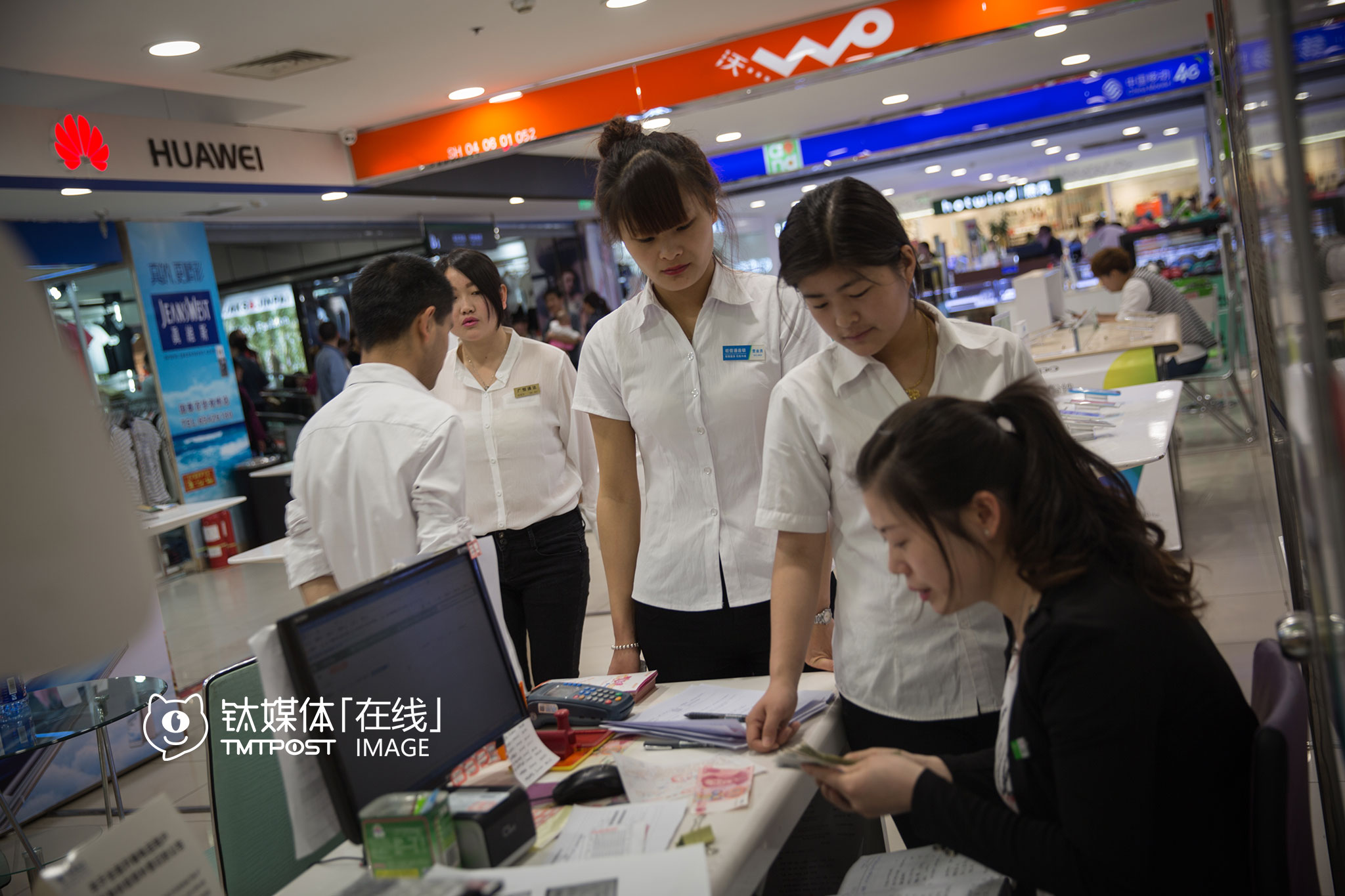 这家店还出售手机零配件、提供维修服务、运营商的相关服务业务，店里有6名员工，每天从9点半营业到晚上10点，6人两班倒。