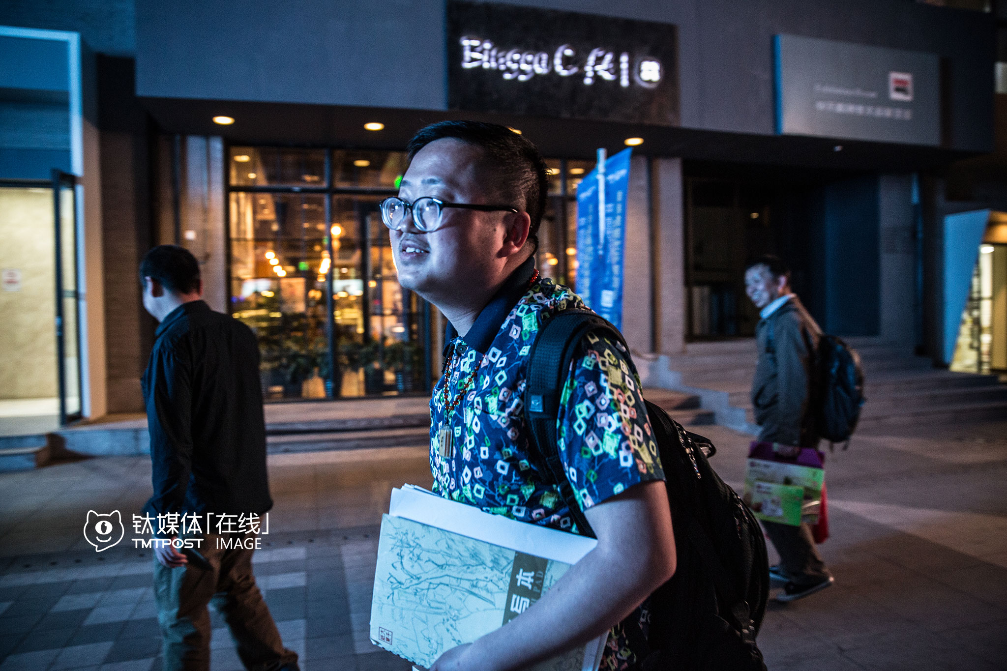 2016年4月15日，从云南回到北京没几天，吴建辉回到创业大街。随着短视频的升温，他也迫切地想找人一起，把自己的漫画拍成真人视频，或者做成周边的产品。他觉得自己的形象和漫画中的“小红孩”很相似，“我想由我自己来演，小红孩在真人视频中是个财神，我觉得我长得就像财神”。