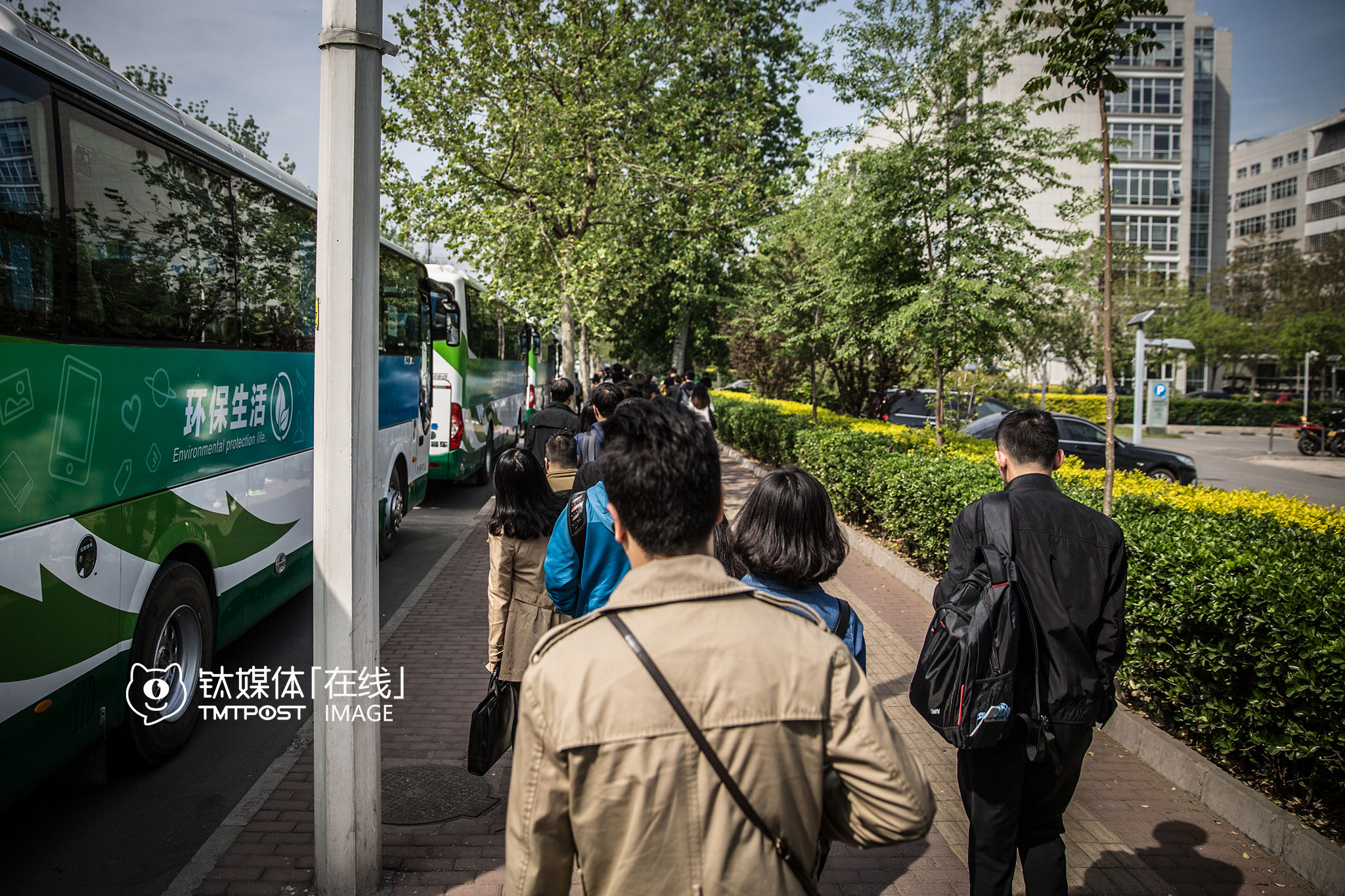 百度大厦外，排队等待发往其他办公点班车的百度员工。上地遍布了中国互联网行业的明星企业：滴滴、联想、百度、小米……另外网易、腾讯、新浪也宣布将迁入上地。