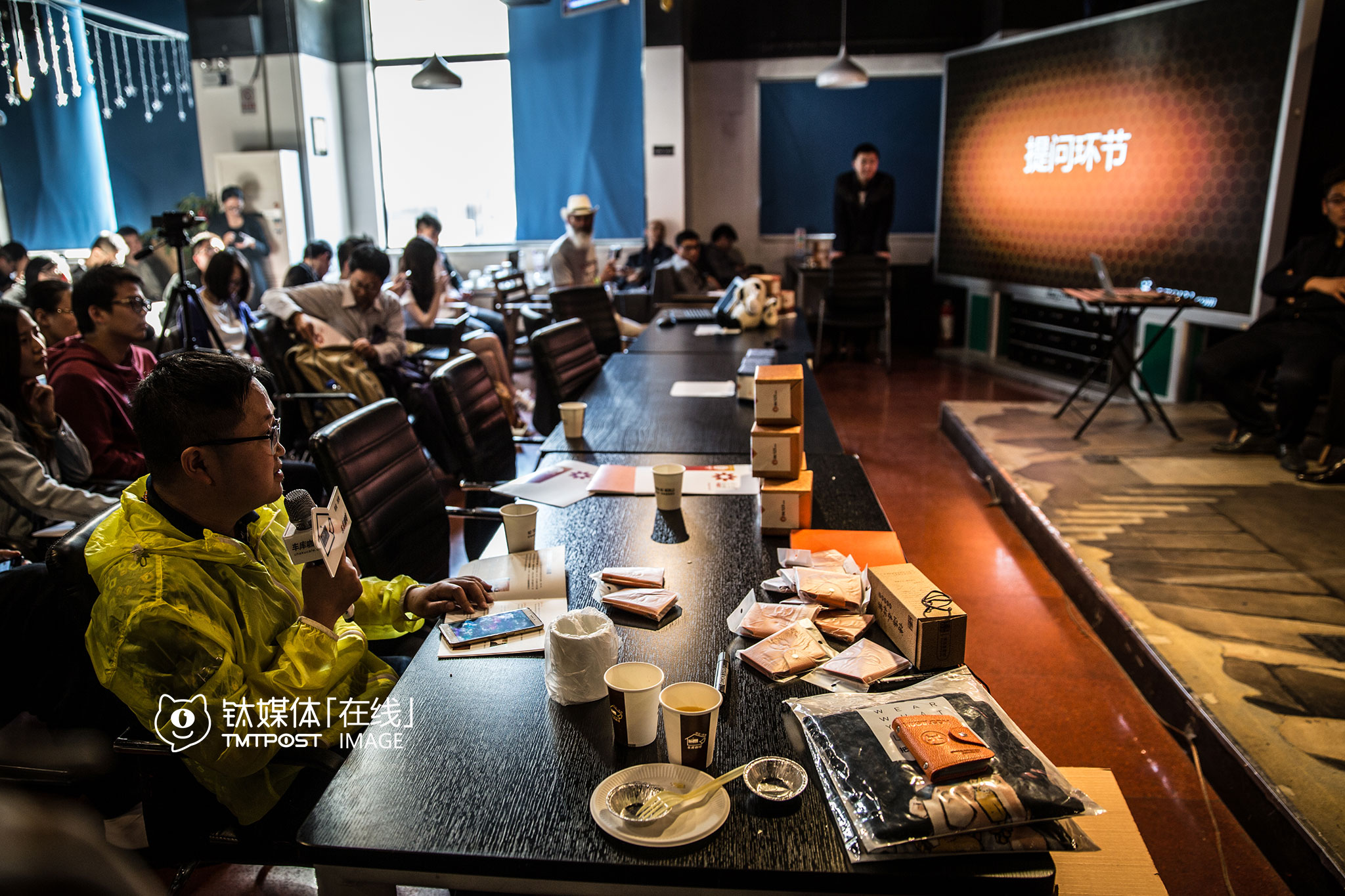 4月17日，一场互联网活动上，吴建辉向分享嘉宾提问。他非常热衷参加各种各样的活动，对此他并不觉得疲倦，“每一次都有新鲜感，每个星期都有新东西出来，活动就是看看风向，看看各个行业里有什么新公司，学习一下。”