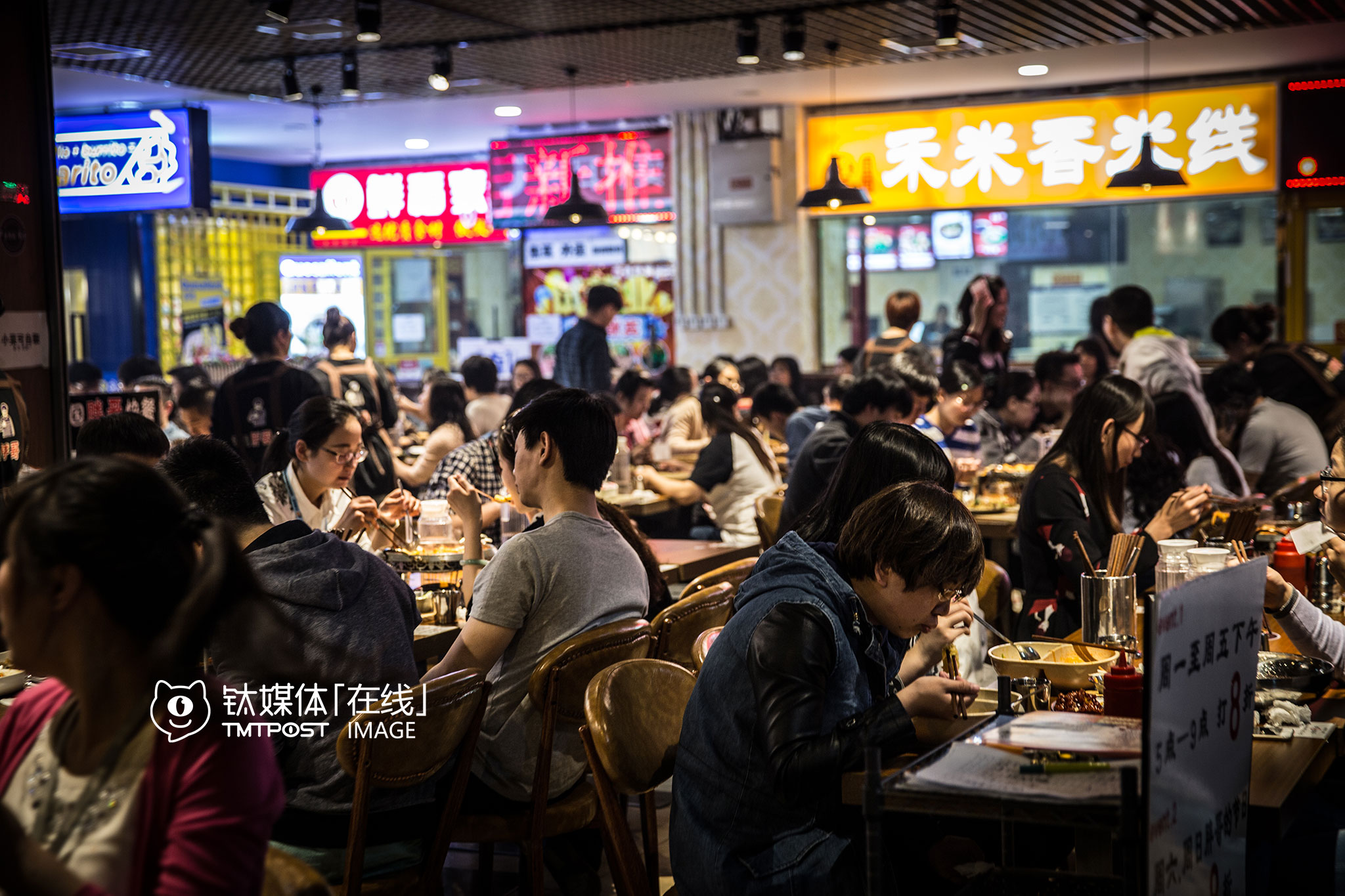 辉煌国际广场负一楼，各式快餐店聚集，这里是楼里上班族午餐的重要选择，便宜，方便。