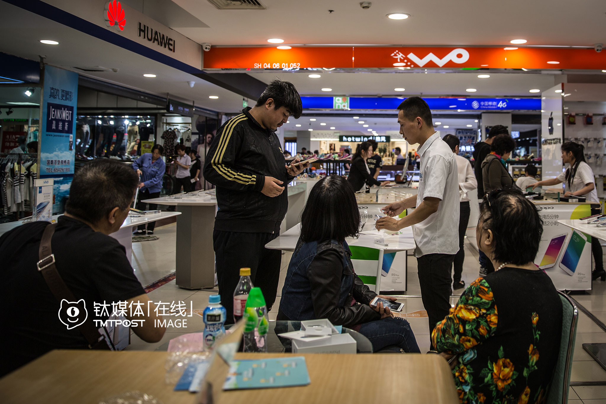 18：40，这家人来到店里，买了一台苹果手机。