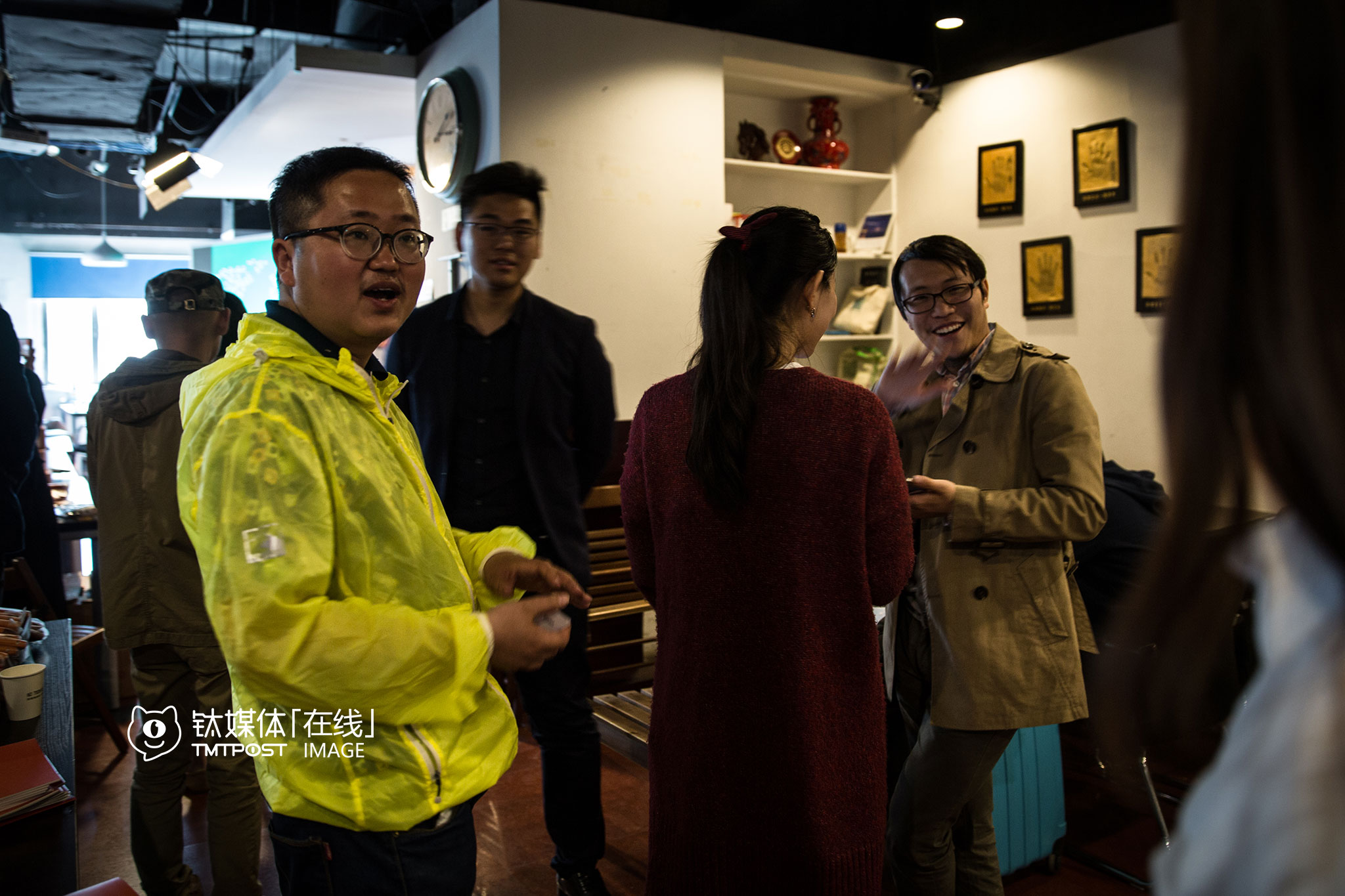 在会场，他遇到一个正在发名片的姑娘，于是上前要了一张，“为了‘勾搭’一下妹子”，他笑着说。3年前，他曾经上过一次《非诚勿扰》，他在节目中的表现有点“窘迫”，不仅没有牵手，还被现场女嘉宾称为“奇葩”，那段视频点击量已经超过千万。“当时脑子是空白，很多灯光照着我，大家一个个问题砸过来，很多问题我都没想过。”吴建辉将之视为一个传播自己画作的手段。