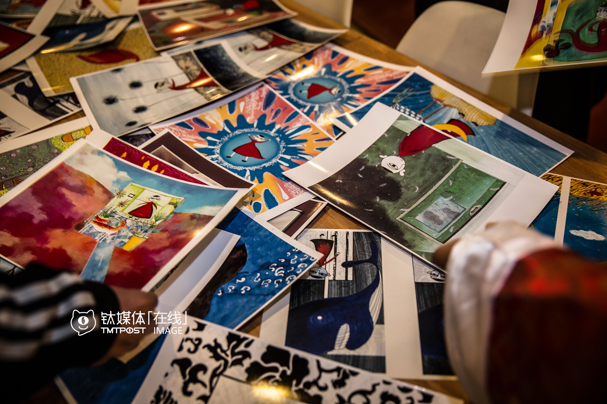 后来，他谈过一个女朋友，后来他觉得对方没有上进心，还老找他要钱，于是就分手了。现在，他主要精力都放在自己的漫画的项目上，“这三千多手稿，是我这么多年的心血。”