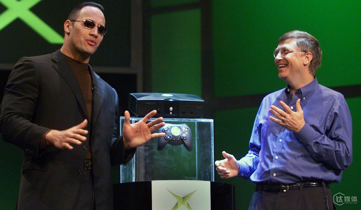 比尔&middot;盖茨和 WWE 明星岩石在2001年的 CES 上共同公布 Xbox