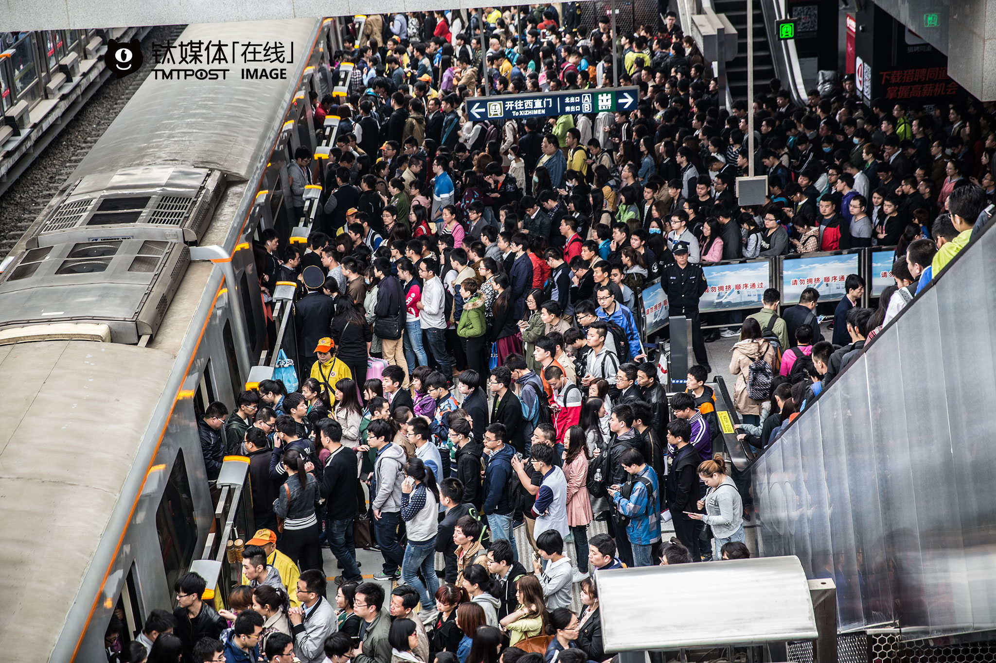 It was 08:14AM, a platform of Xi&rsquo;erqi Station. Passengers were getting on and off the train. The traffic at this station could reach as much as 100,000 every day. This station was jokingly referred to as &ldquo;heart of the Chinese IT industry&rdquo;. &ldquo;If the train&rdquo; arrived late at this station, then the Chinese Internet world would be delayed for a while,&rdquo; people joked.
