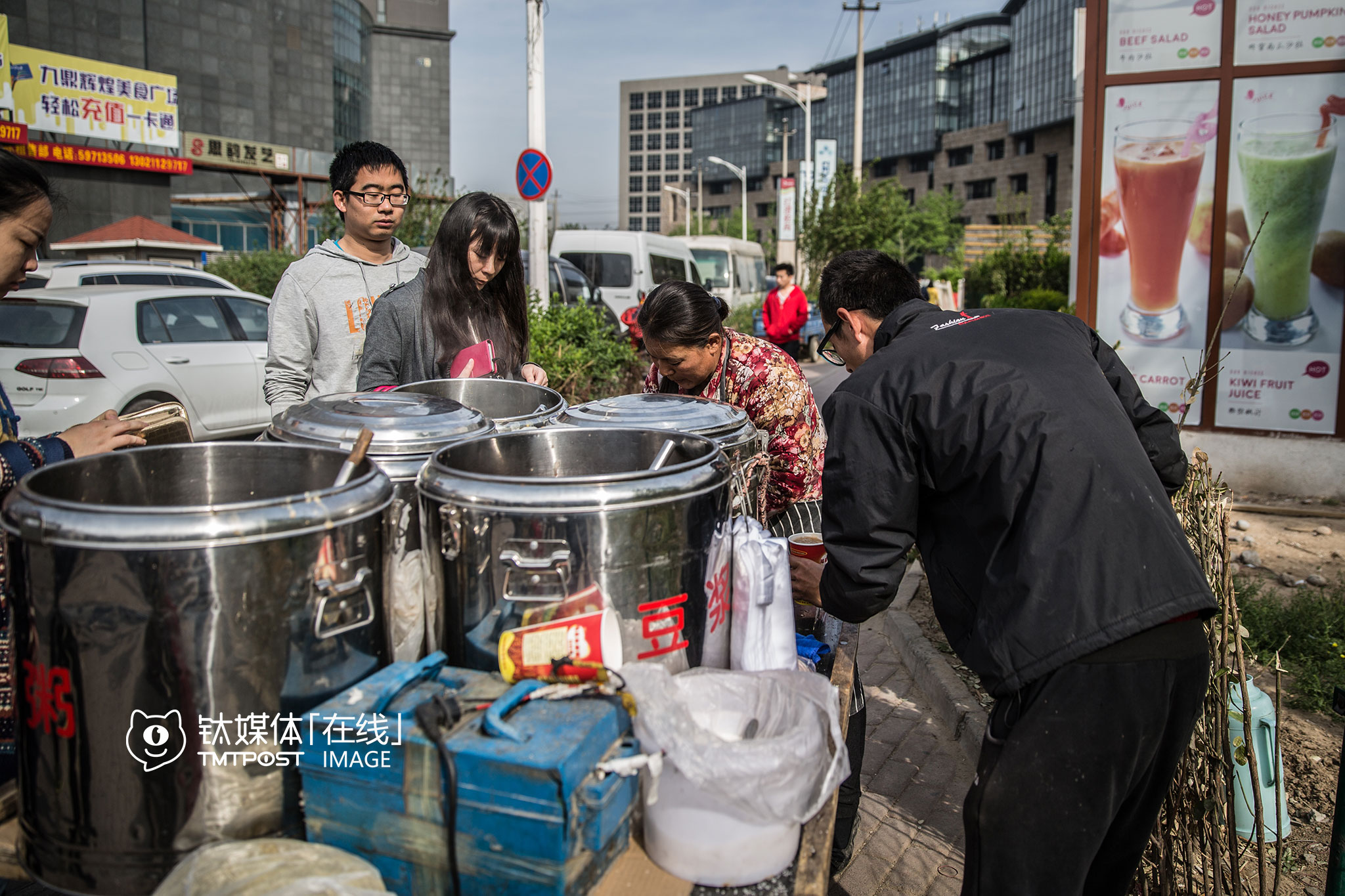 The mother and her son have sold porridges at the crossing for three years. However, their business last for only an hour in the morning. &ldquo;We have to be very quick, and sell around 100 cups of porridges every morning. Nobody have the time or patience to wait, since they&rsquo;ve got to go to work,&rdquo; the mother explained.