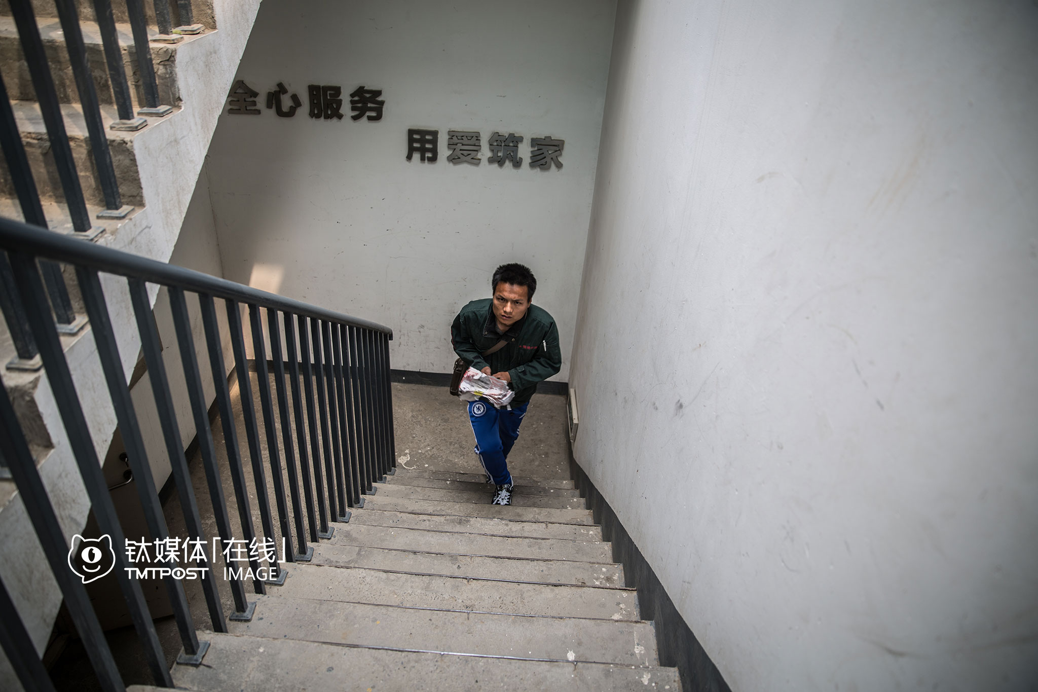The recipient was not at home, so Lufei left the package at the estate management office. Back when he worked as a deliveryman in his hometown, he used to suffer huge losses. “The recipient asked me to give the package to a friend of his, but denied so and make a complaint via the national hotline. The company fired me for RMB 500 first, and my direct boss asked me to give the recipient RMB 800 as compensation. I did as I was told and went to the recipient’s house but it turned out that the address was false and the phone number deleted,” he recalled. After this lesson, he was never complained by any recipient. “There was someone who went to pick up the package ten days after he left it in the package pickup center and couldn’t find it anymore. So he threaten me to compensate, otherwise he would make a complaint over me. I learned the lesson from the first recipient and settled the conflict,” he continued.