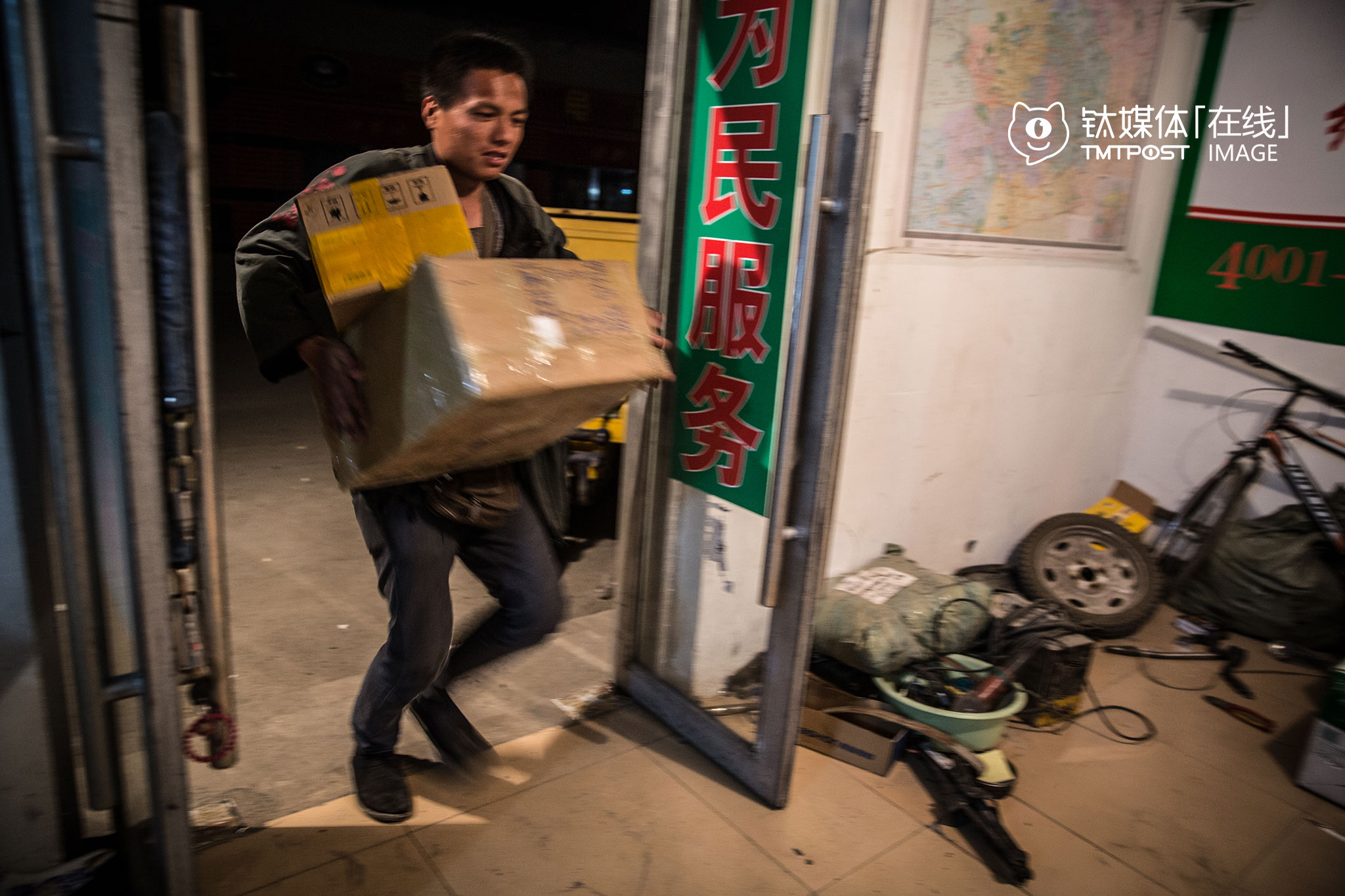 等他赶回站点，当晚发货的车已经走了，他只好把货先搬下车，等第二天再发。