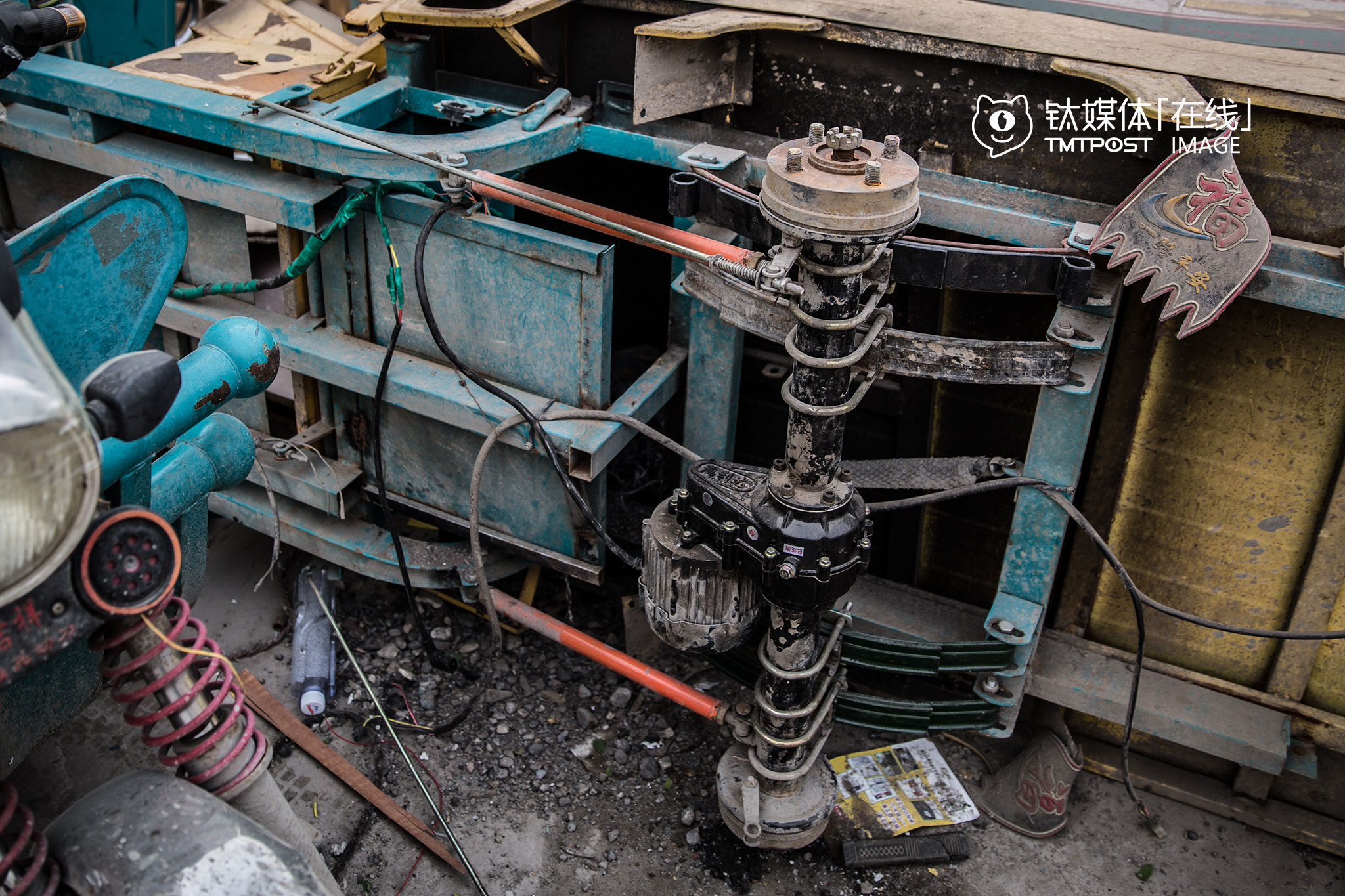 这辆自燃后报废的三轮车曾是路飞同事的交通工具，这车由于电池故障在路上突然自燃，司机第一时间把车上可以卸下来的快递卸了下来，转头找附近商店的人借水和灭火工具被拒绝，最后他只好自己用衣服兜起附近堆着的沙子，才把火灭掉。说起这些事，路飞很感叹：“上次亲眼看到一个同行骑着三轮车被撞，旁边的人第一句话就是‘这得赔多少钱’，而没有人问这人受伤重不重。”路飞在考虑回老家做花生油生意，“我家花生地种得特别好，产的油特棒，我看应该有市场。”