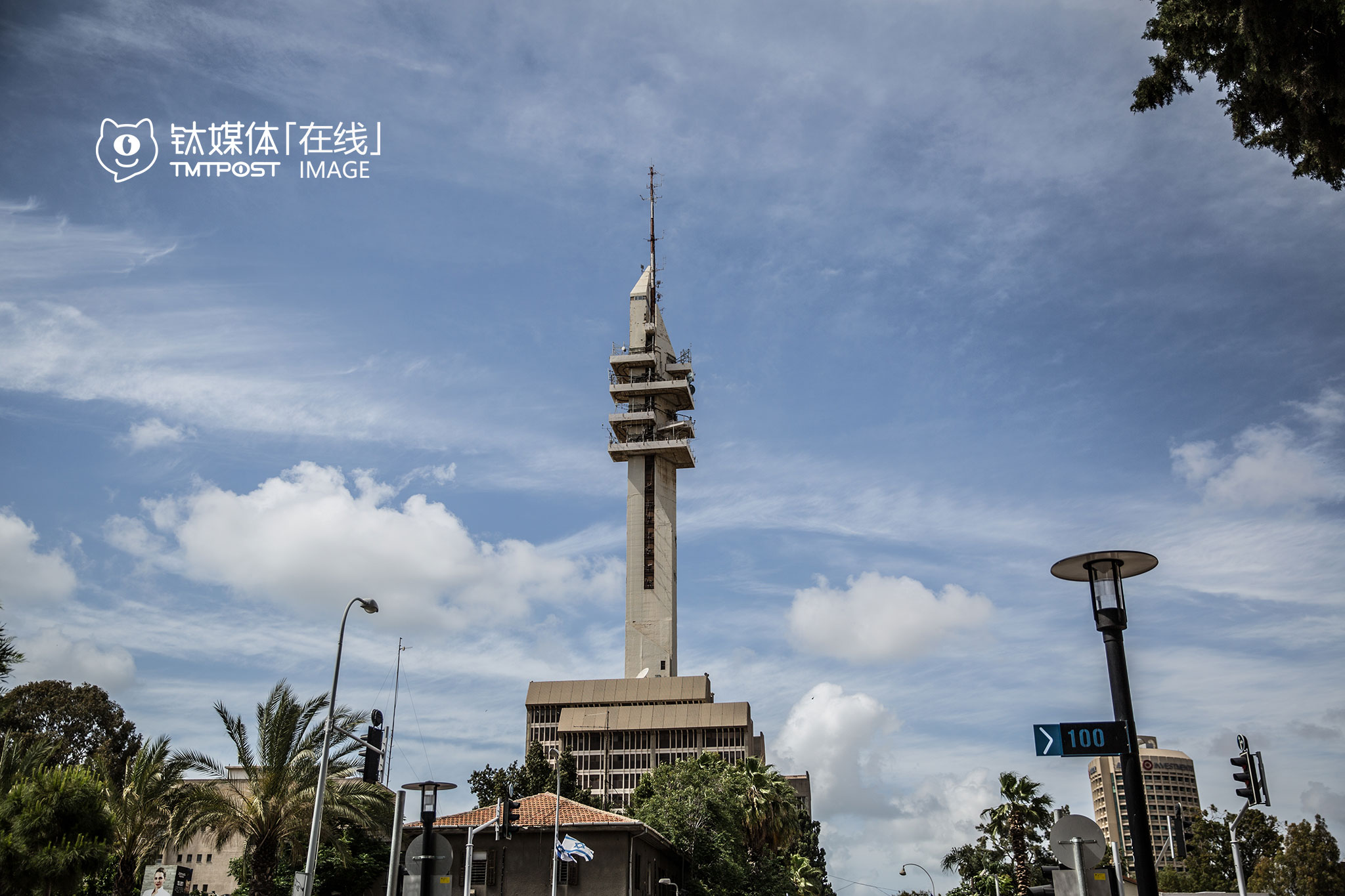 以色列国防部大楼。以色列实行义务兵制度，每一个年满18岁的以色列公民都需要去服役，从部队出来后他们才会考虑是否上大学。因为周围国家的敌对环境，以色列军方不断发展高科技武器装备，再将军工技术转化成民用。以色列的创业者中，不乏精锐部队的佼佼者。