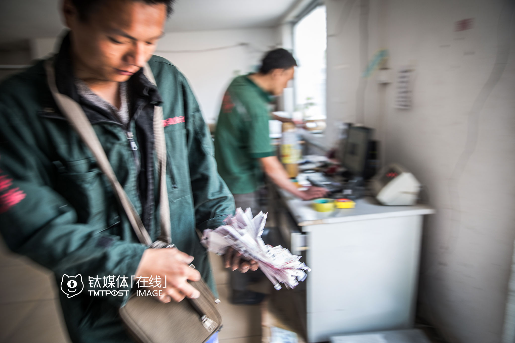 装好车，他每天9点前上路。他负责将近20个小区的递送，每天送50到80个件左右，每天签收率要95%，否则将面临罚款。