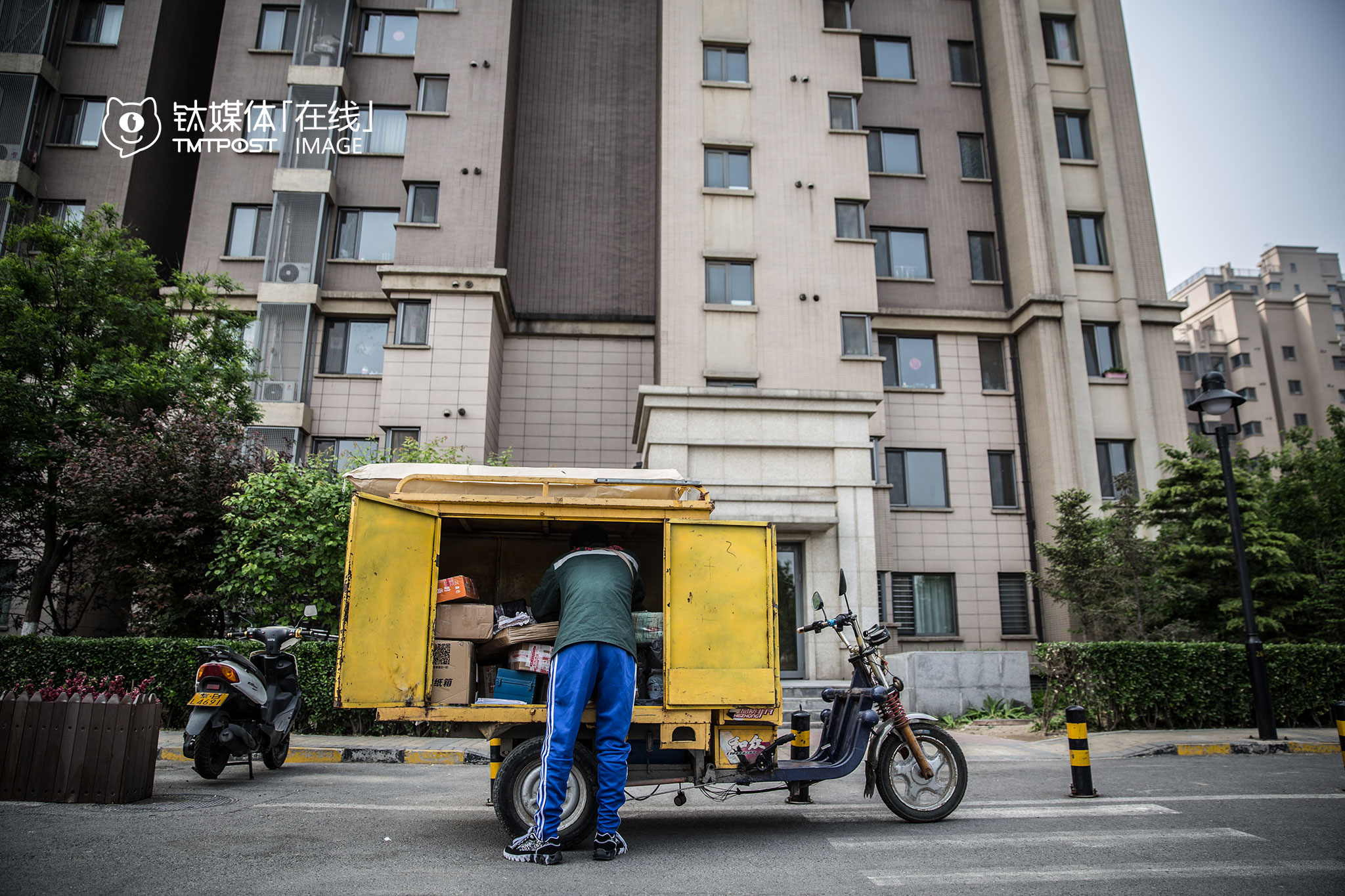 “大公司件多又集中，一个人每天可以送百多件，有的一个人只要负责两三个小区。”路飞所在站点件量较少，覆盖区域却和其他大公司一样大，所以大部分时间他都在赶路。