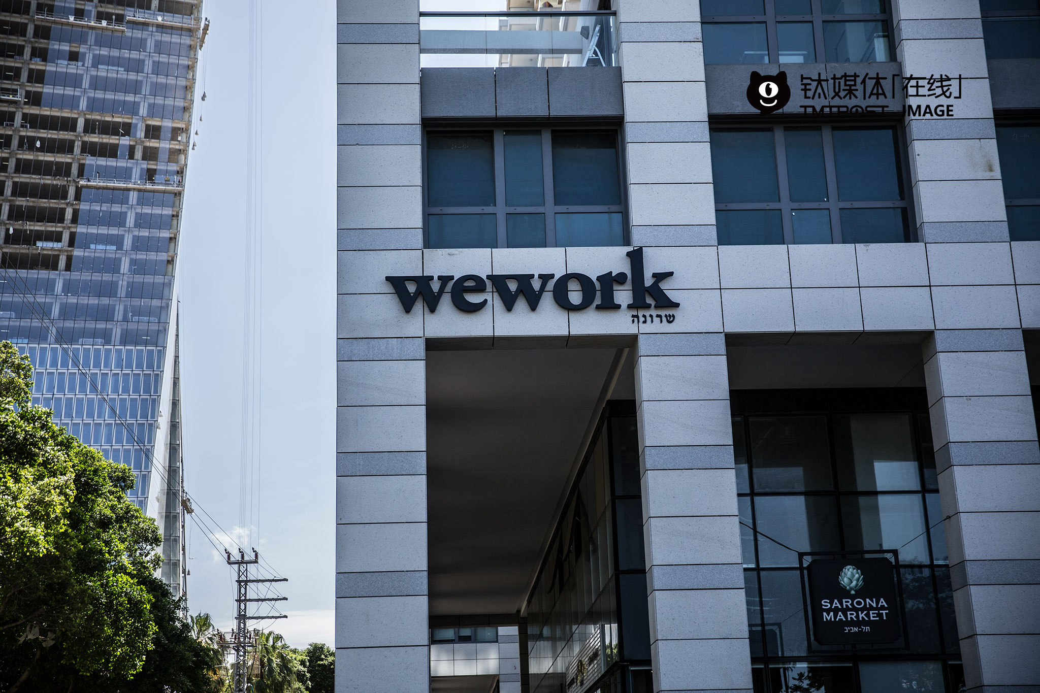 wework位于特拉维夫的一处办公室，这个众创空间在以色列有4个点，一共有1800名创业者、雇员在里面办公。