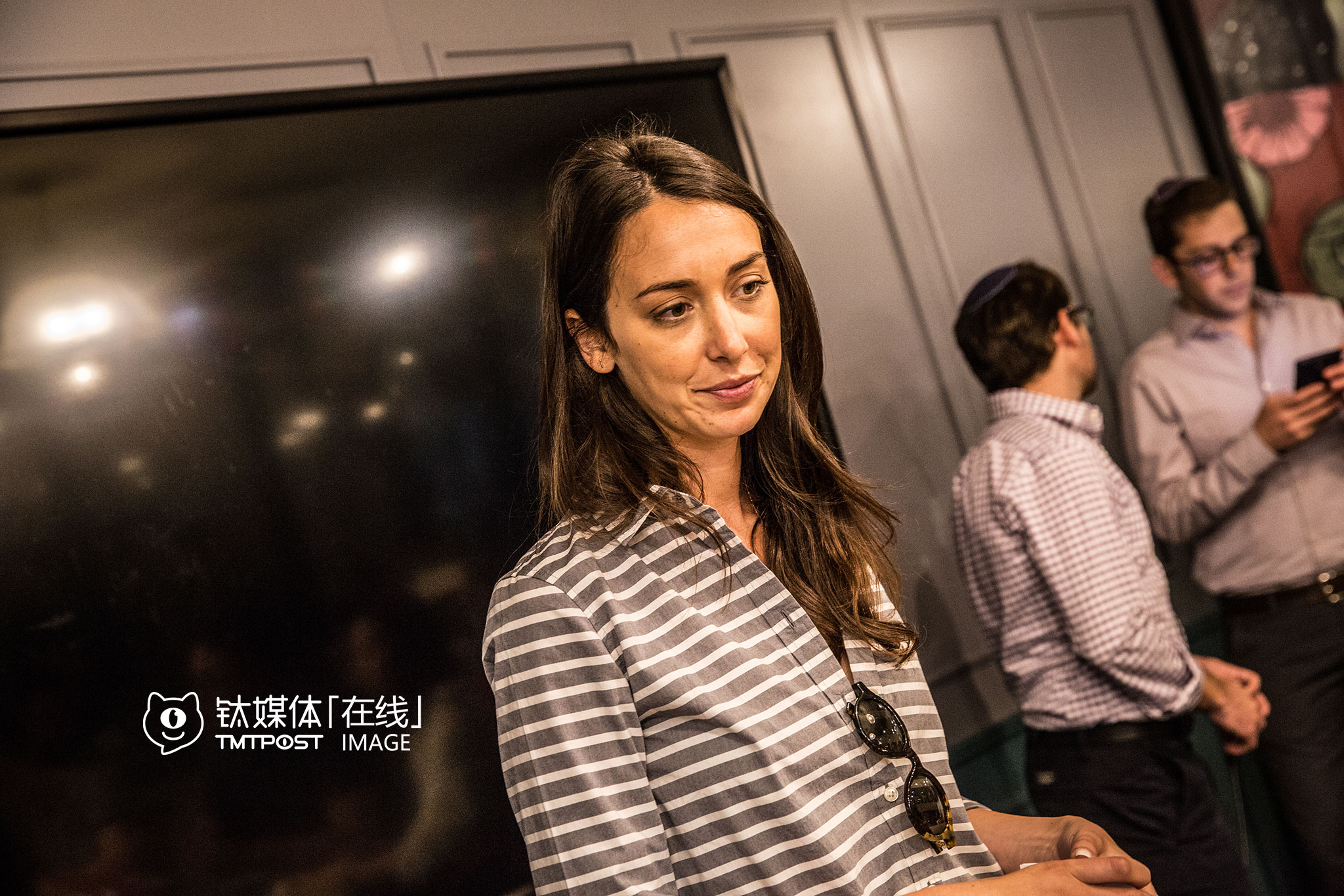 Ronnie Ceder是wework以色列的一名经理。她说wework自己最大的职责是服务好创业者，让创业者可以百分之百地集中精力在开拓业务和寻找资金上。与中国的众创空间不同，Ronnie表示，wework在以色列并不能得到政府补贴，“政府会补贴创业公司，而不是众创空间。”