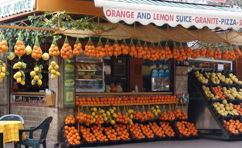 从进货到卖货，这些小店正在被互联网平台改变着