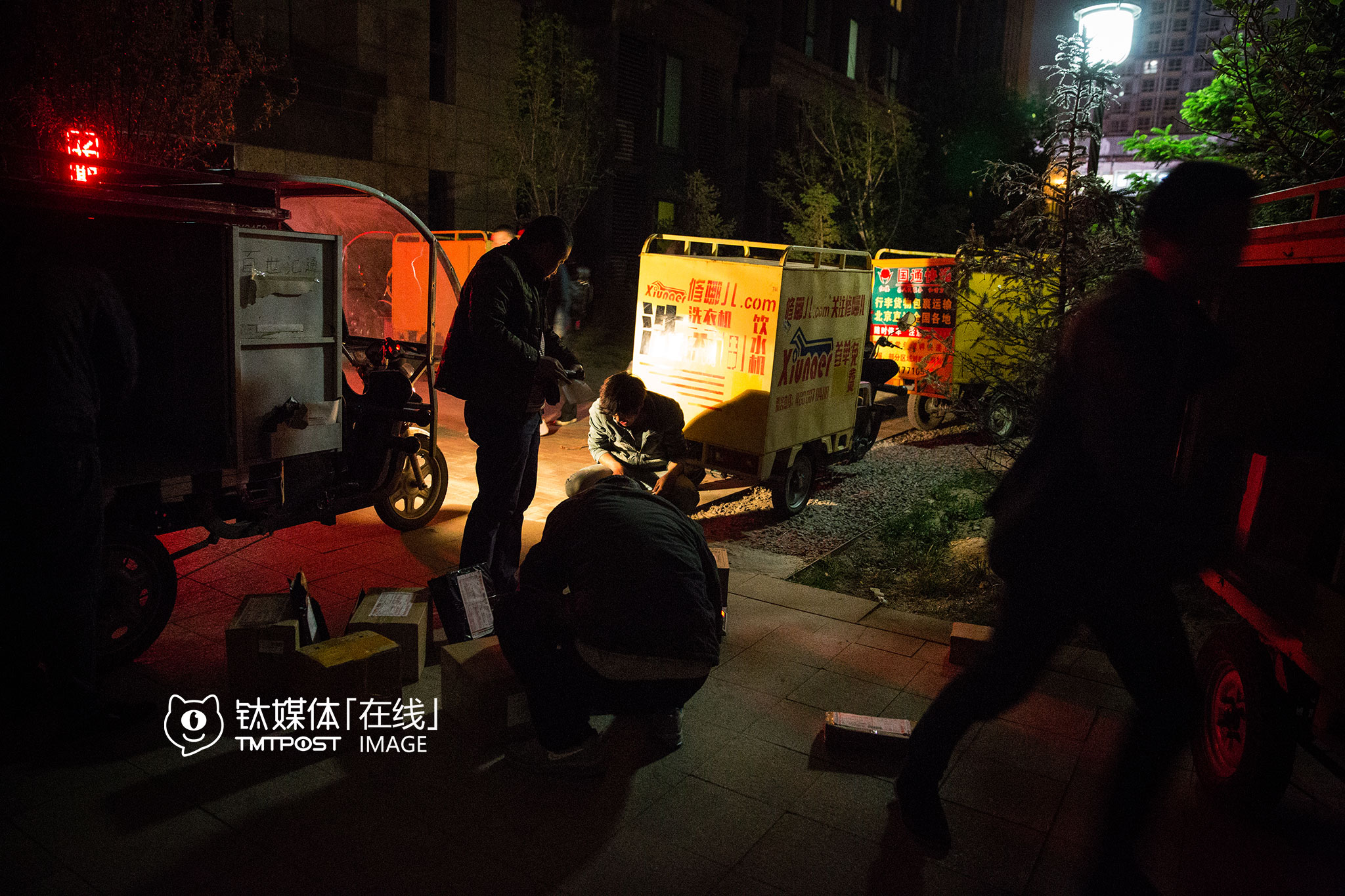 等了一个小时，转运包裹的业务员终于来了，几个人动手，称重，装车，几分钟就完成了。一名熟悉情况的从业者介绍，之所以将包裹转运，是因为不良投诉导致的罚款太多，“只要有客户投诉就罚钱，他们上头的总公司也不会去核实客户投诉是不是合理，这个站点老板，罚款快把钱罚没了，现在连件都发不了了，又不能不发货，只好转给更便宜的公司来发。”