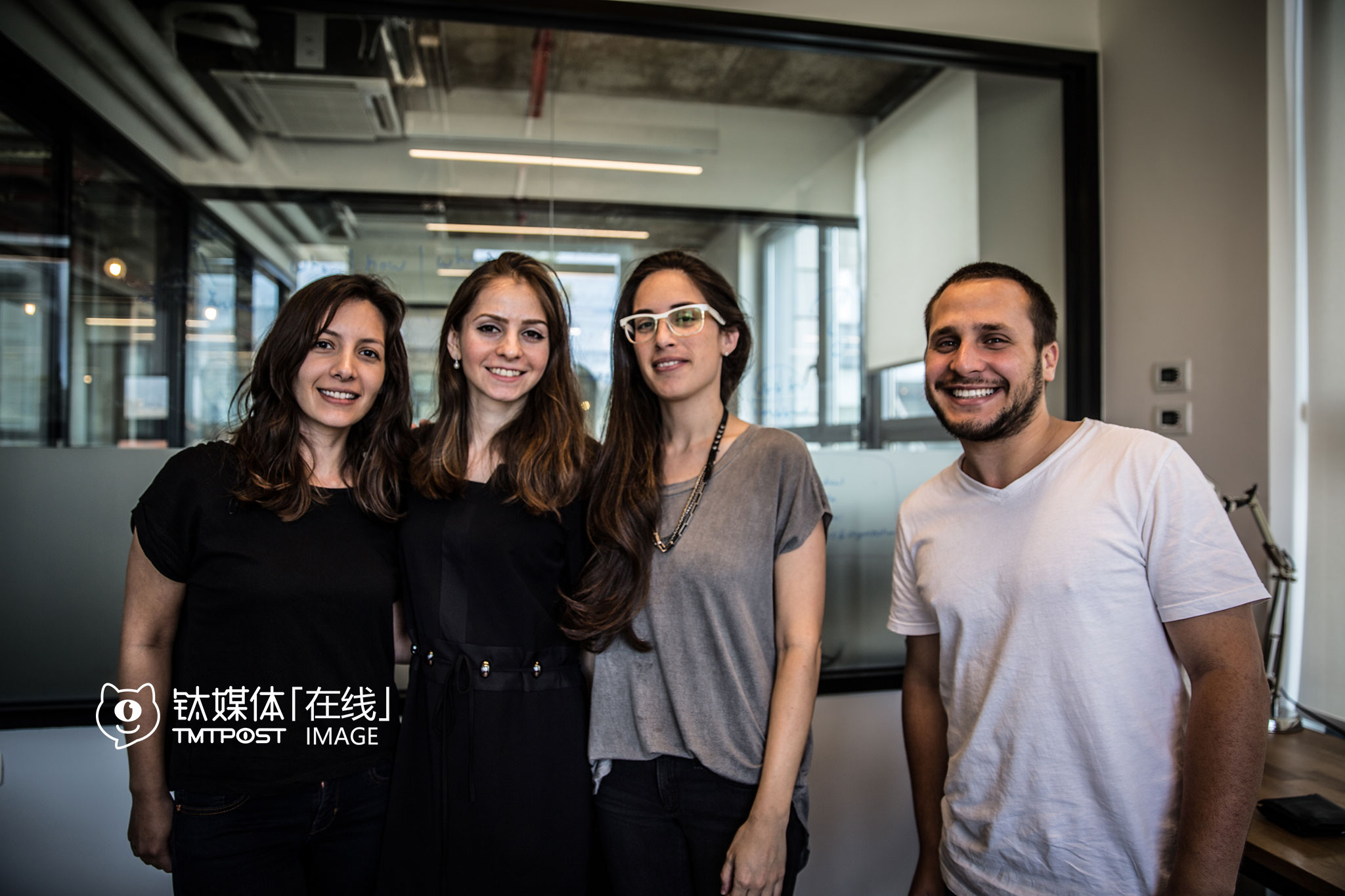 医疗大数据团队medint在wewrok的办公室内。联合创始人Tanya（左二）介绍，他们从各种渠道获得海量的实时医疗数据，为癌症及慢性病患者、医生提供治疗参考。