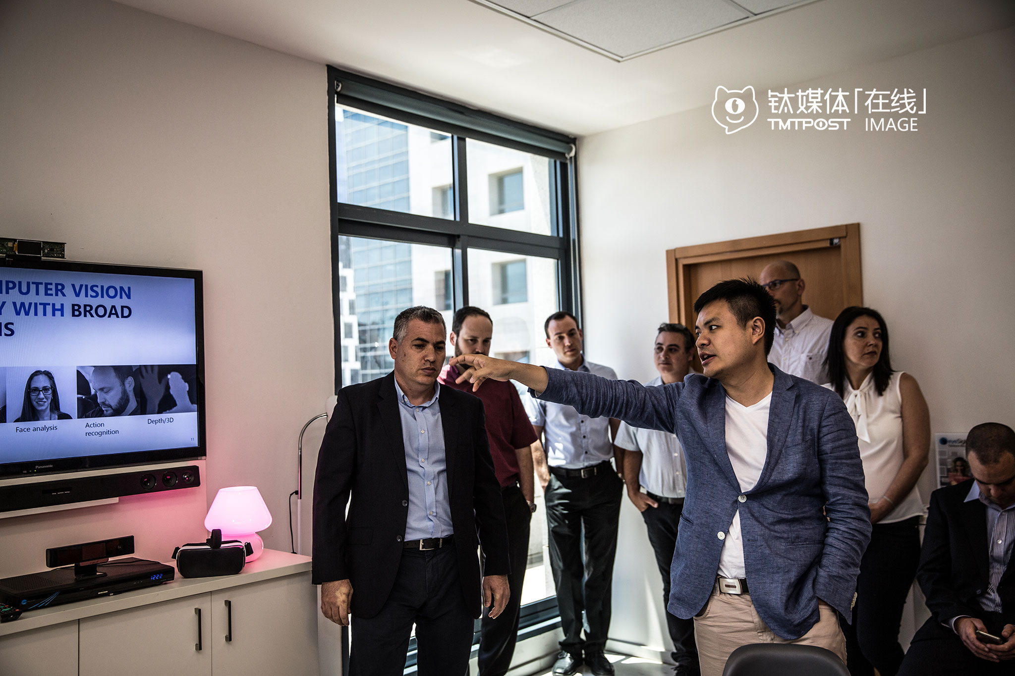 机器视觉科技公司Eyesight办公室内，深圳光启的考察团在等待观看该公司机器视觉识别的展示，该公司的技术，可以使用户通过简单自然的手势，轻松直观地控制各种设备或装置。当天，光启董事会主席刘若鹏宣布向Eyesight投资2000万美元，光启表示，希望将这家公司的嵌入式机器视觉技术引入物联网、机器人和汽车等技术领域。（具体展示，可以看钛媒体影像《在线》25期视频）