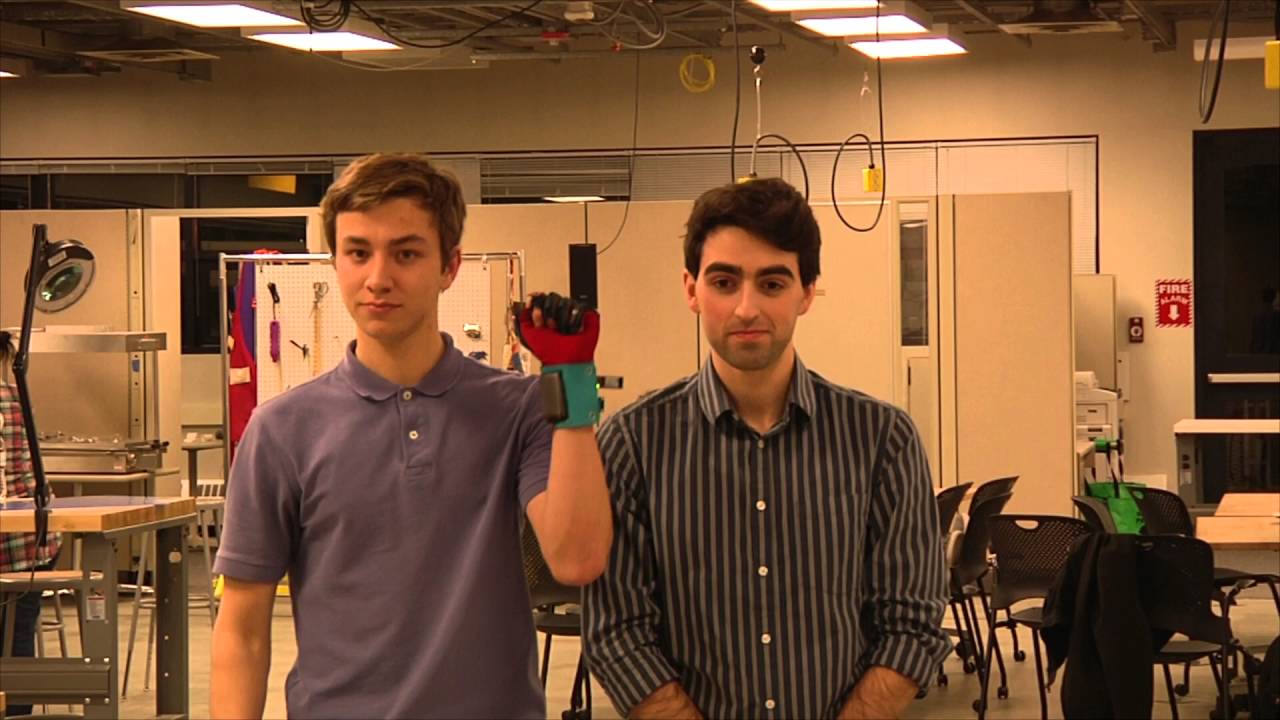 将手语翻译成语音，这两名大学生想让聋哑人“用手说话”