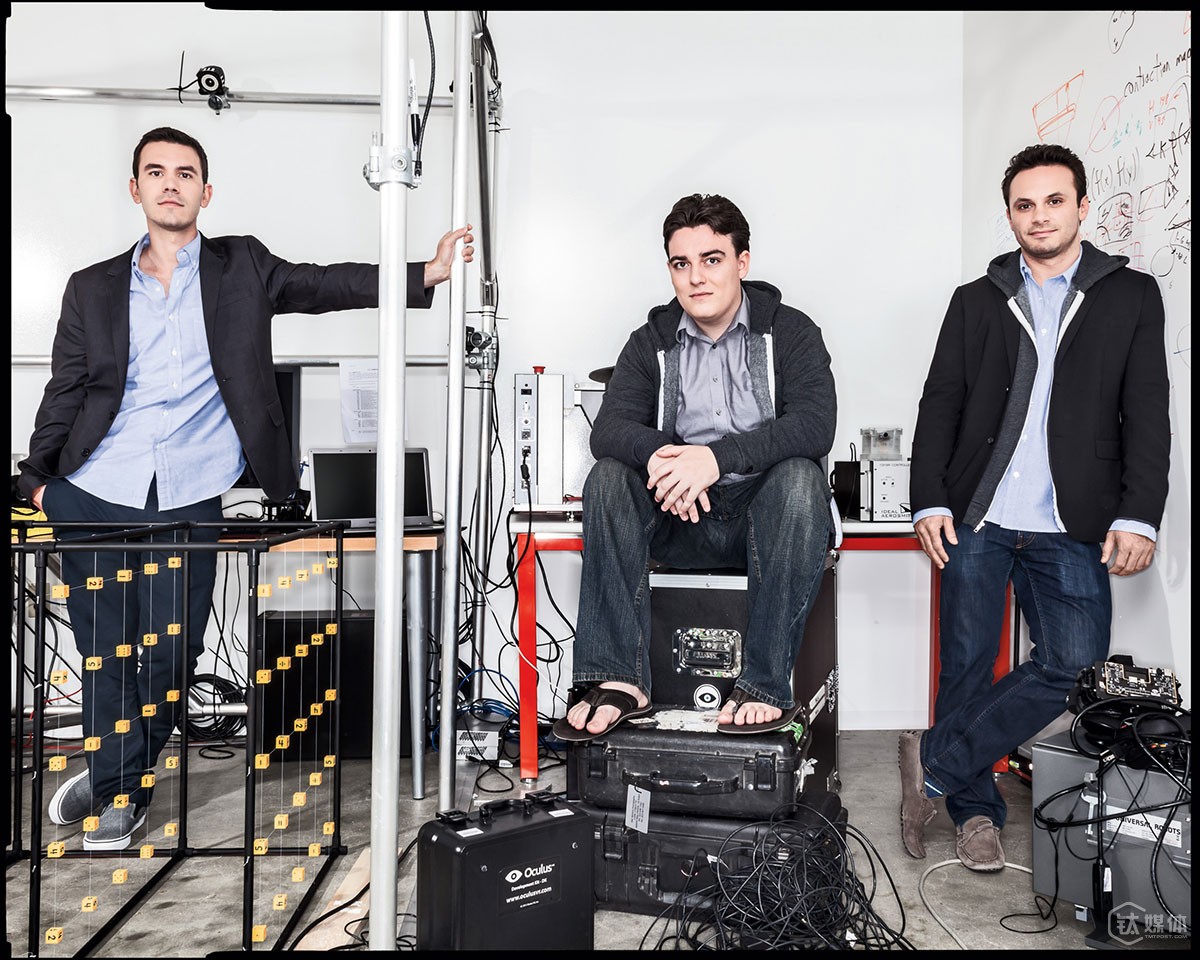 从左到右依次为 Oculus 产品副总裁米切尔（Nate Mitchell）、拉奇和 CEO 艾瑞比（Brendan Iribe），摄影：DAN WINTERS