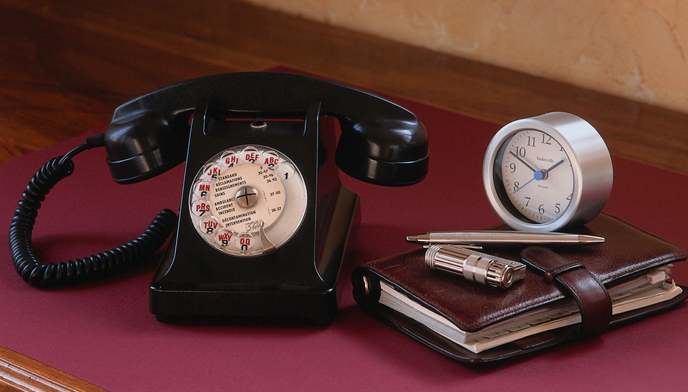 冯小刚和一群老炮儿，打算爆改传统“座机”