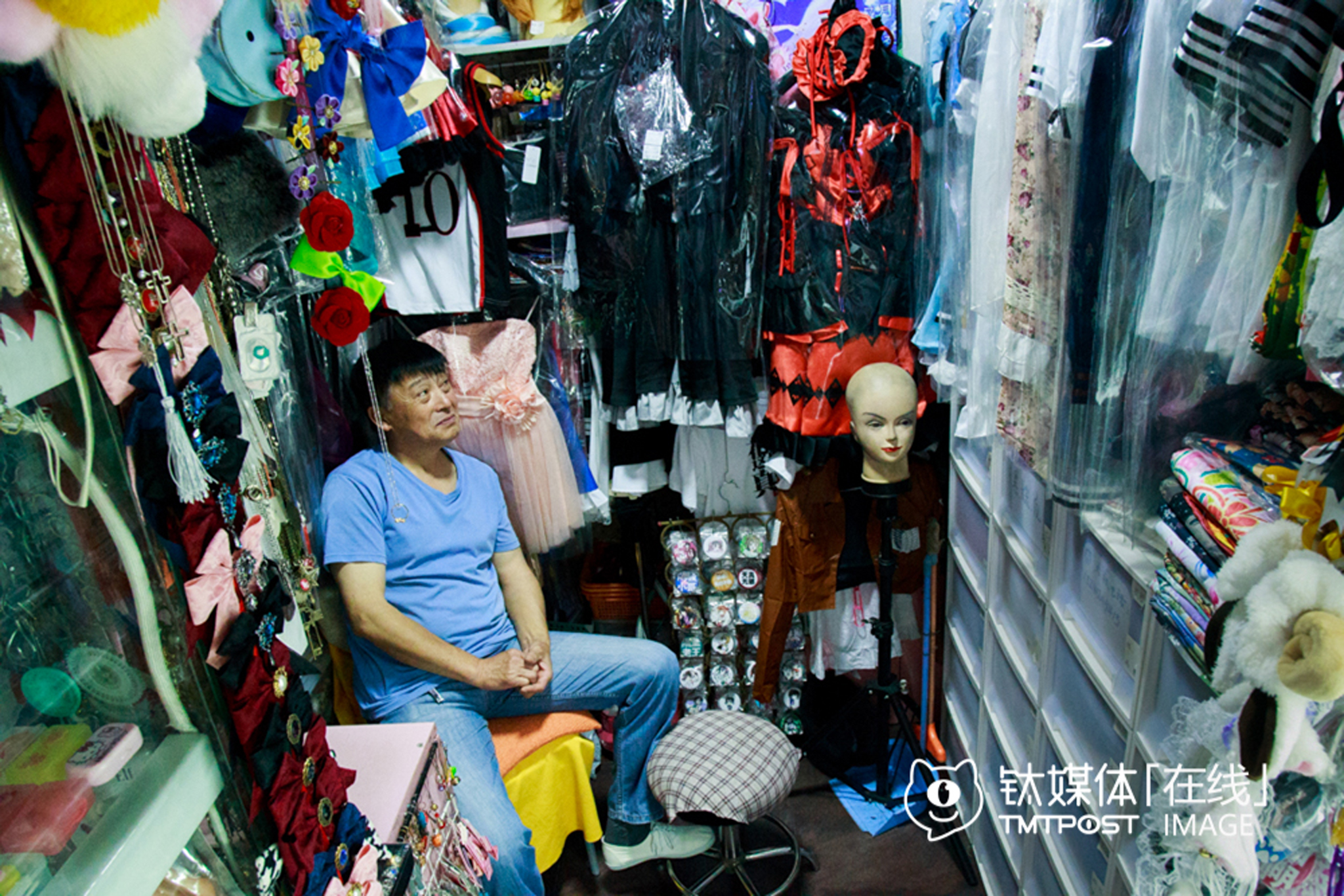 Mr. Zhou’s shopwas the only cosplay costume shop left in the SoShow shopping mall in Beijing. He ran the shop himself, but the traffic was not at all busy. Young people seldom go to offline shops to buy cosplay clothes. Although there were professional tailors who could make customized costumes for cosers, most people preferred to buy costumes on Taobao, since it’s generally 50% cheaper online. Mr. Zhou also prepared some clothes he bought from shops on Taobao, but those costumes were poorly-made in comparison.