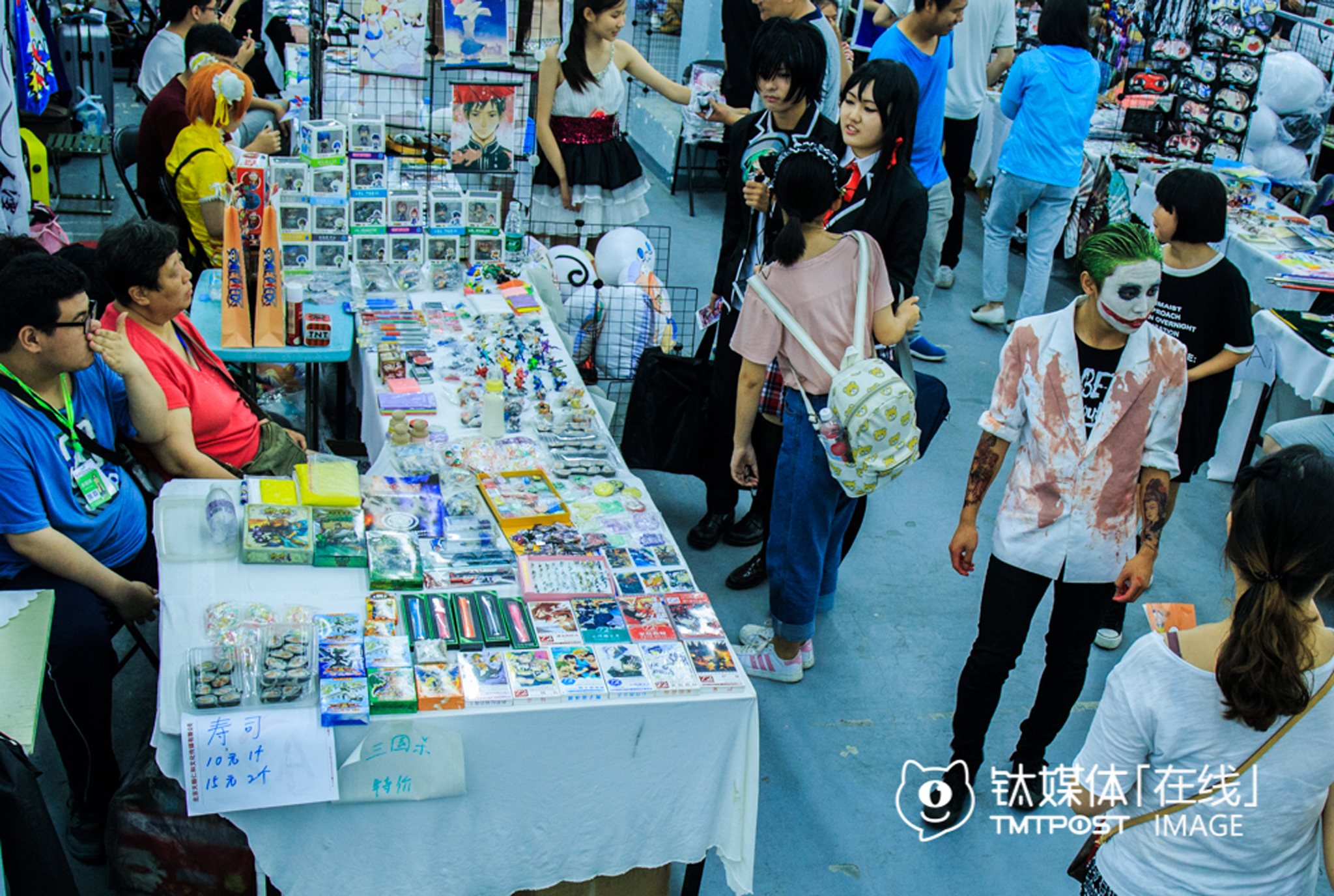 Most of the 100 stands on the Dream Comic Show were rented by cosers who sold hand-made “weapons”, models, cards or posters. They had to pay RMB 150 for the stand every day, and kept of rest of what they earned to keep their cosplay habit.