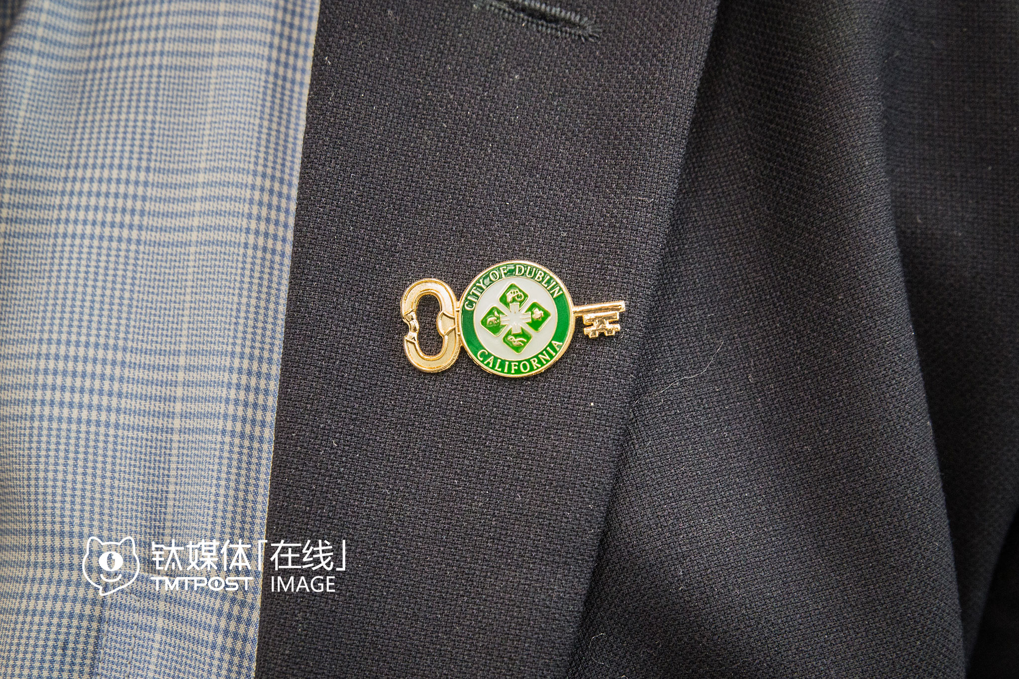 几乎每位市长都随身携带者自己城市的徽章。都柏林市市长David Haubert自己设计并完善了这枚徽章，在中国的时间，只要是出席活动，他一直都戴着，或者当做礼物赠送给他人。