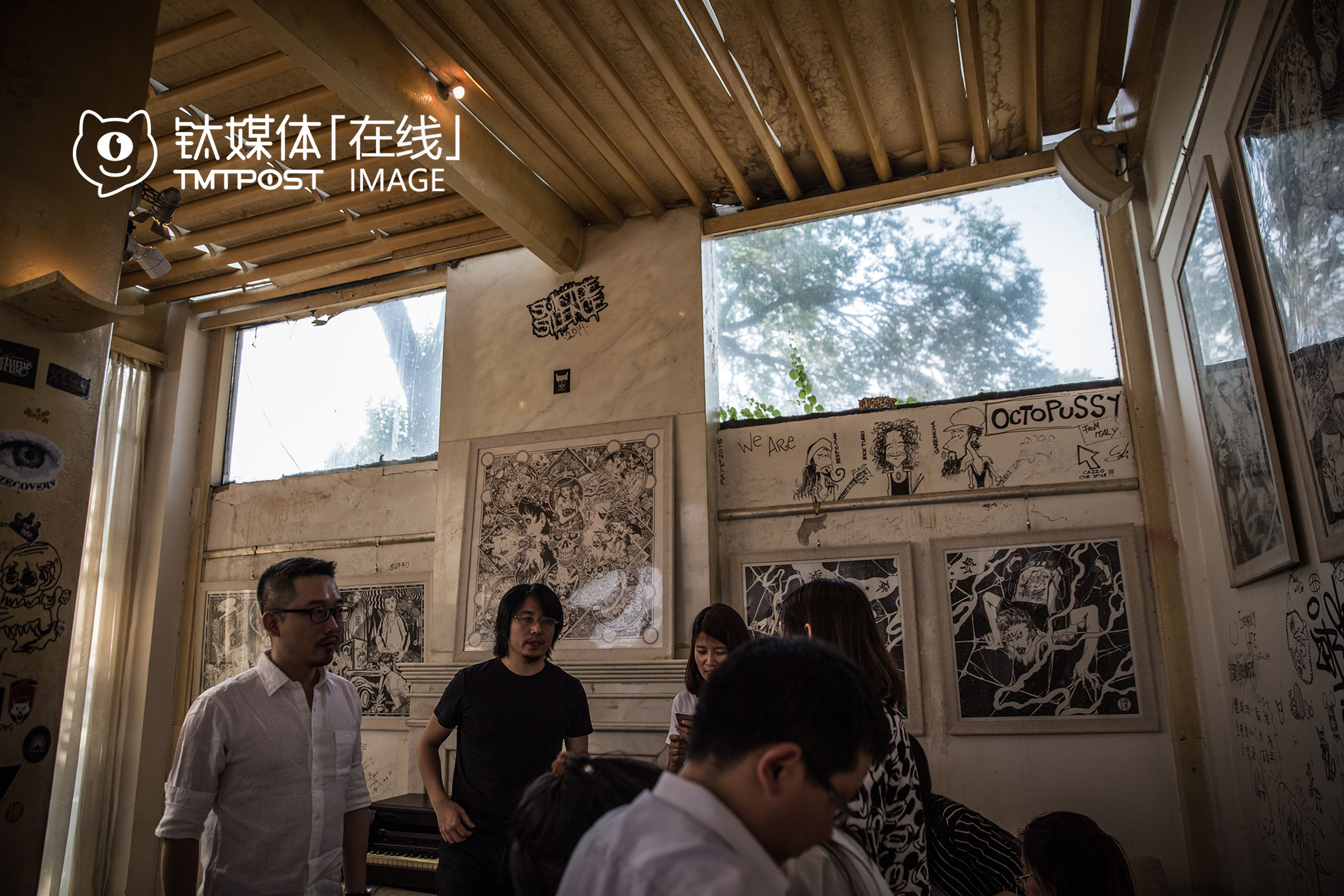 一家音乐内容公司在LiveHouse愚公移山开了产品升级发布会，发布结束后，媒体记者在LiveHouse的乐手休息区群访创始人。