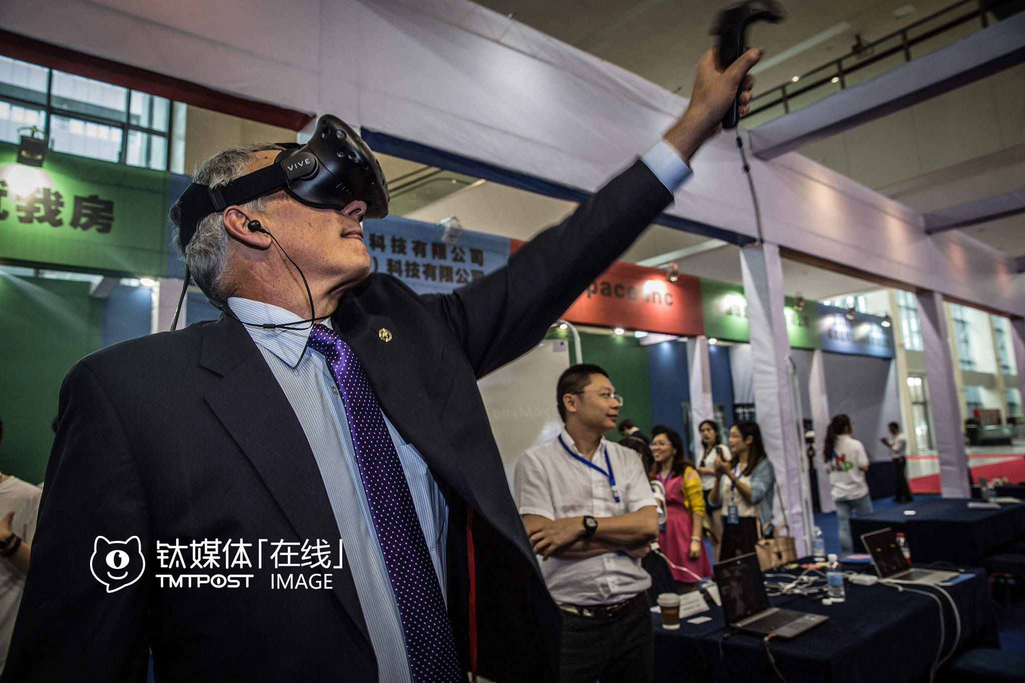 重庆VR峰会上，Michael在展位体验VR游戏。