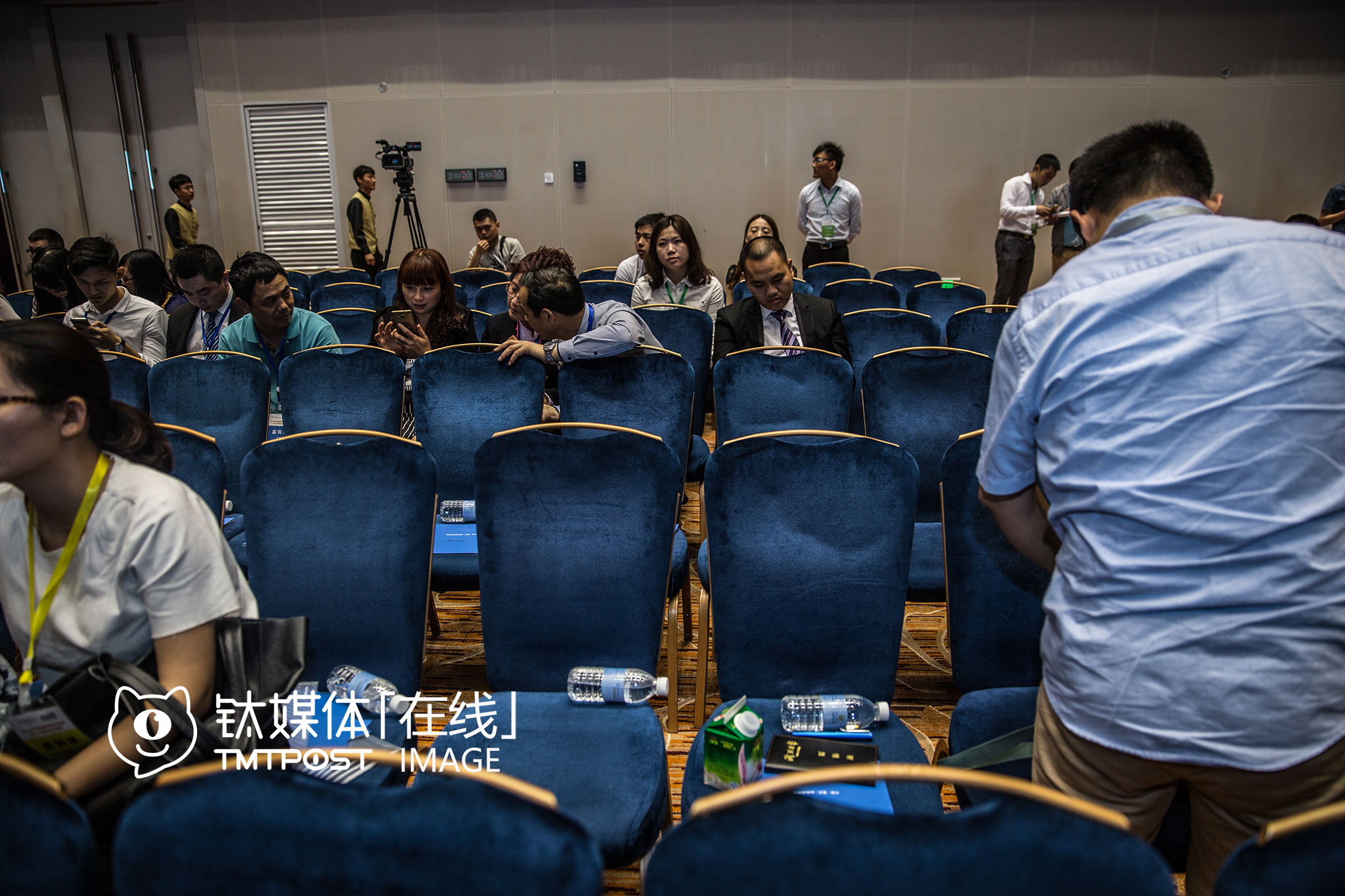 2016年5月25日，重庆，一场云集了国内外创业公司、政府官员的“创新大会”开始两个小时，台下一角，观众已经稀稀拉拉。