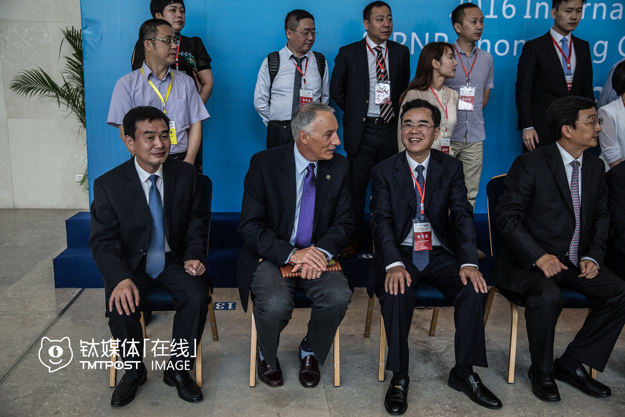 一场活动结束后的合影，出于礼貌，Michael开始跟旁边的人搭话。“English？”他问自己右边的人，对方不好意思地摆了摆手，于是他又问左边的嘉宾，两人随后攀谈起来。