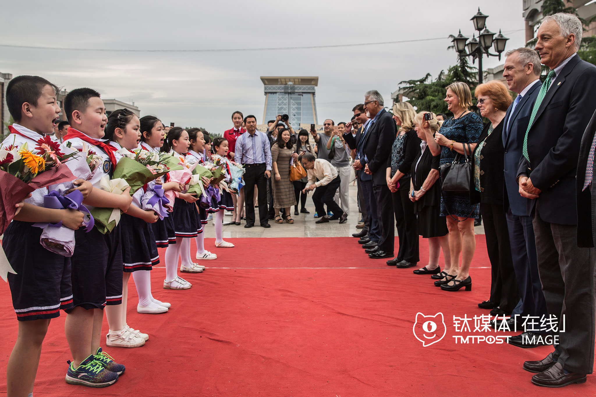 郑州，西亚斯国际学院为硅谷市长团举行的欢迎仪式上，在齐声喊出“Welcome to Zhengzhou”后，小朋友列队向市长们献花。