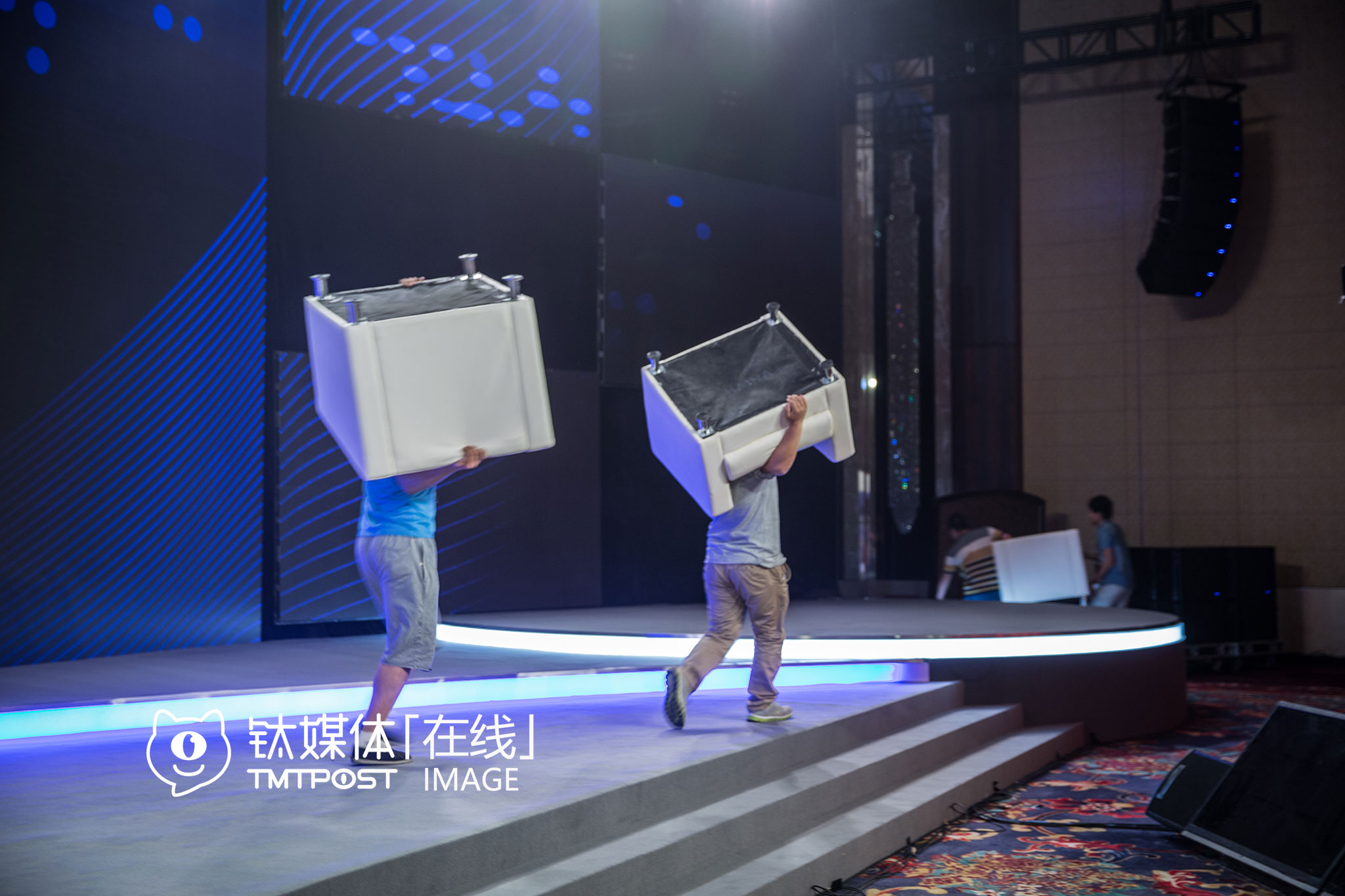 录制结束后，活动执行方迅速搬走舞台上的椅子，并为下一场分论坛的分享做布置。