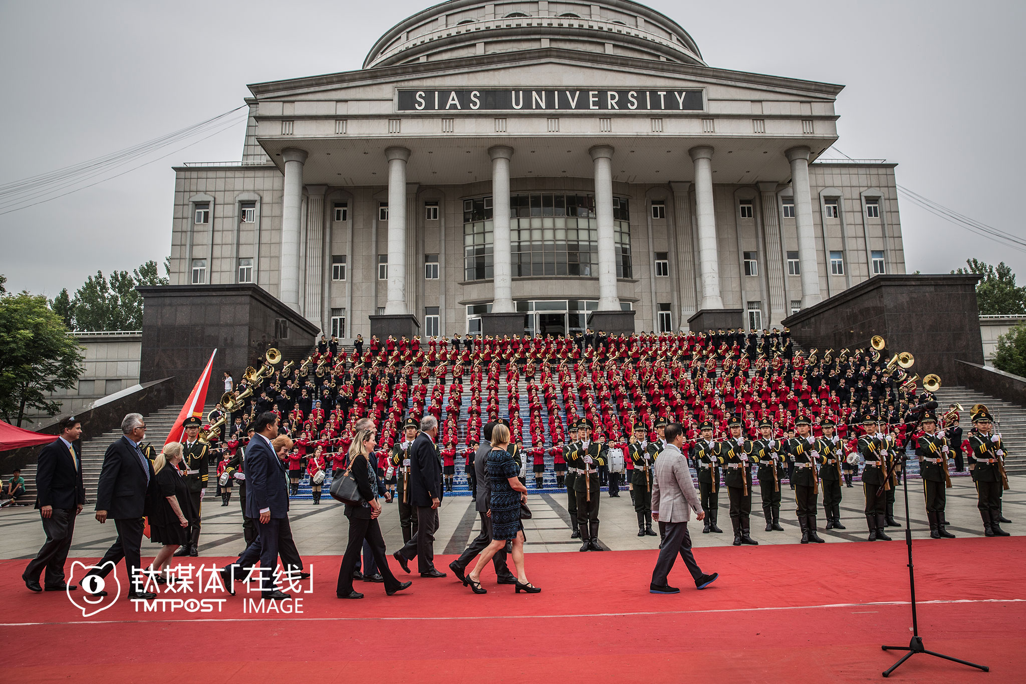 欢迎仪式上，学校的仪仗队、交响乐团全部出动，还进行了队列检阅等。