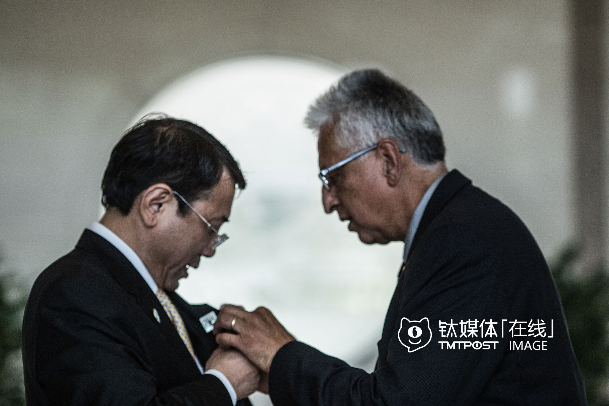 5月28日，北京海淀，瑞趣芒德市副市长Eduardo Martinez为一名中国官员佩戴瑞趣芒德的市徽。