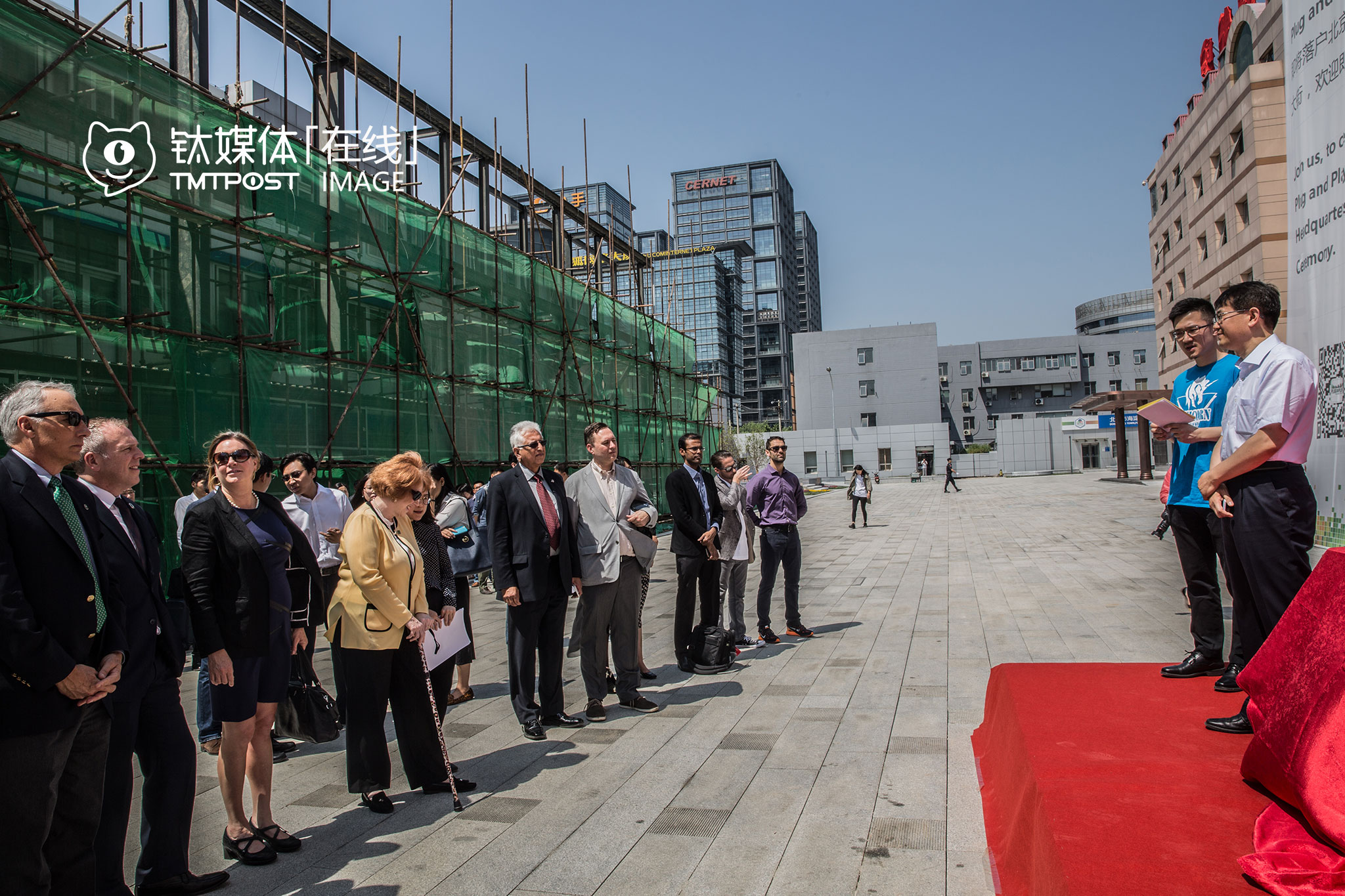 北京海淀东升，PNP中国总部落户海淀，动工仪式上，一名年轻的中国官员应邀上台讲话。